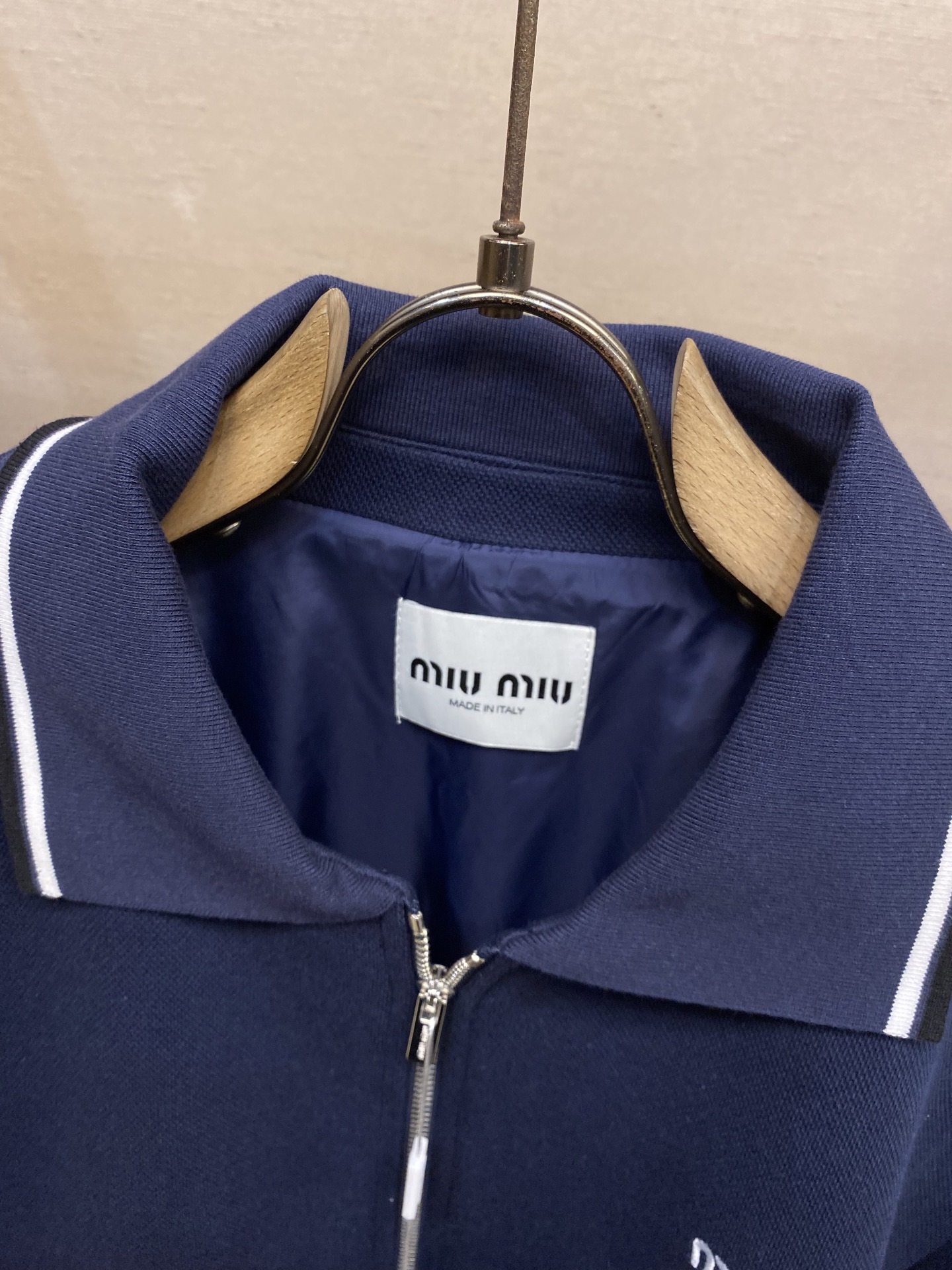 🌟🌟Miu Miu 刺绣珠地布夹克面料选择：通过热熔胶膜工艺，将珠地布与科技针织面料永久性的黏合在一起，