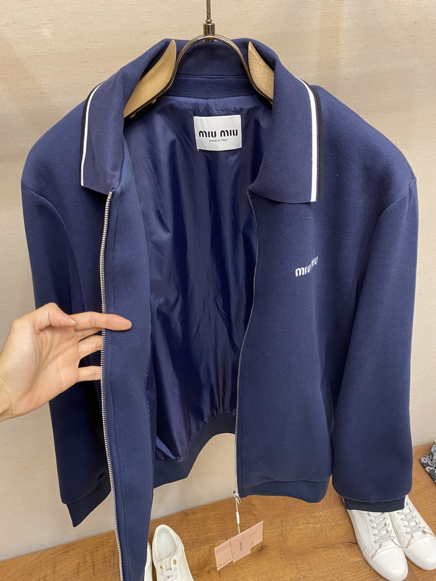 🌟🌟Miu Miu 刺绣珠地布夹克面料选择：通过热熔胶膜工艺，将珠地布与科技针织面料永久性的黏合在一起，