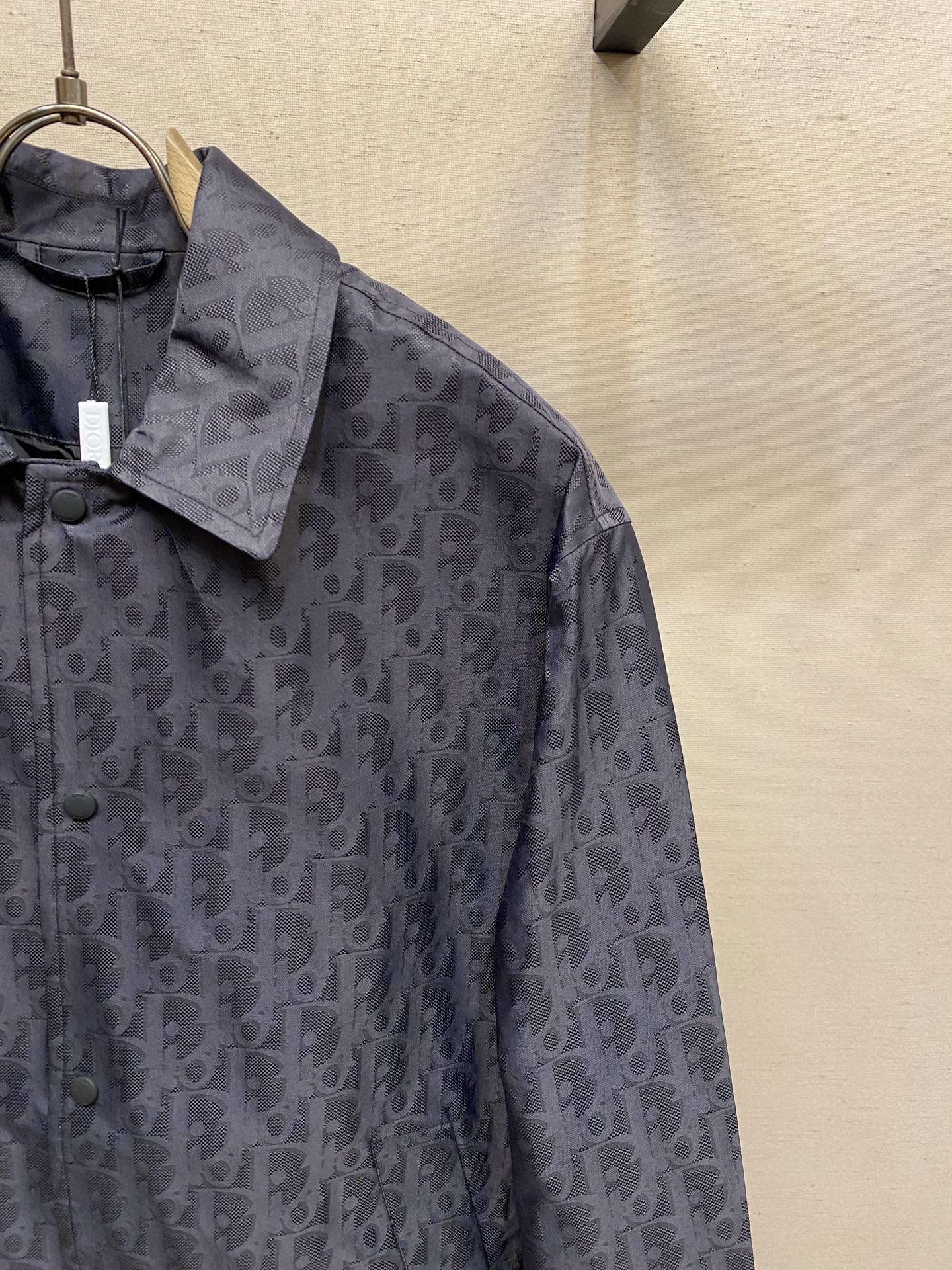 🌟🌟Dior、迪奥蓝色科技提花夹克面料选择：选用100%锦纶打造的尼龙面料。超细旦丝通过精密编织工艺使织