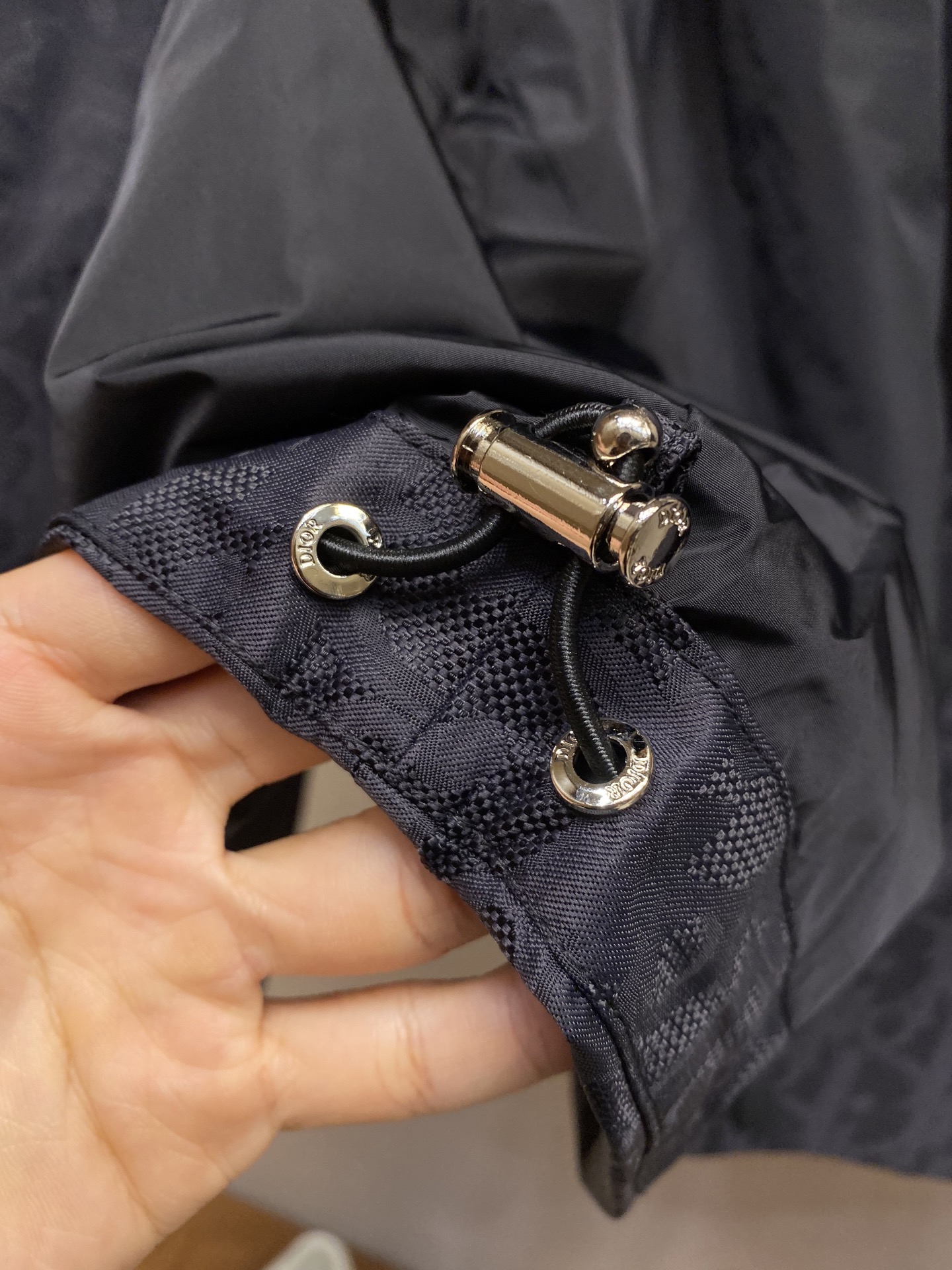 🌟🌟Dior、迪奥蓝色科技提花夹克面料选择：选用100%锦纶打造的尼龙面料。超细旦丝通过精密编织工艺使织
