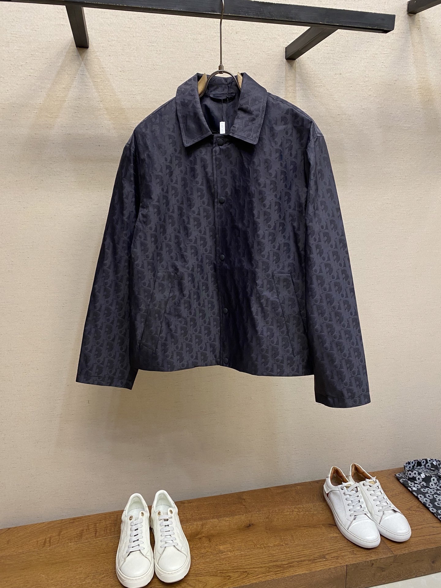 NO:523542,Dior and Dior Blue Jacquard Jacket Fabric Selection: Nylon fabric made of nylon. Ultra-fine denier silk makes the fabric density reach 580 stitches/square inch through precision weaving, and it is lightweight while building a tough skeleton. The microporous structure is breathable and water-resistant, greatly improving the wear performance of the finished product in multiple occasions. Process: Advanced laser jacquard technology is used to form a concave and convex texture on the surface of the fabric, which has a strong three-dimensional feeling and a more obvious 3D effect. The pattern is clear and delicate, and the color is full and even. Size S-XL,,dior,dior,jackets & coats,alexander wang19860909Dior、迪奥蓝色科技提花夹克 面料选择 选用锦纶打造的尼龙面料.超细旦丝通过精密编织工艺使织物密度达580针/平方英寸,轻量化的同时构筑强硬骨架.微孔结构实现透气防泼水,大大提升成品多场合穿着性能. 工艺 利用先进的激光提花技术,使面料表面形成凹凸有致的纹理,立体感强,3D效果更加明显.图案清晰、细腻,颜色饱满均匀. 尺码S-XL,,dior,dior,jackets & coats,alexander wang,Men's clothing