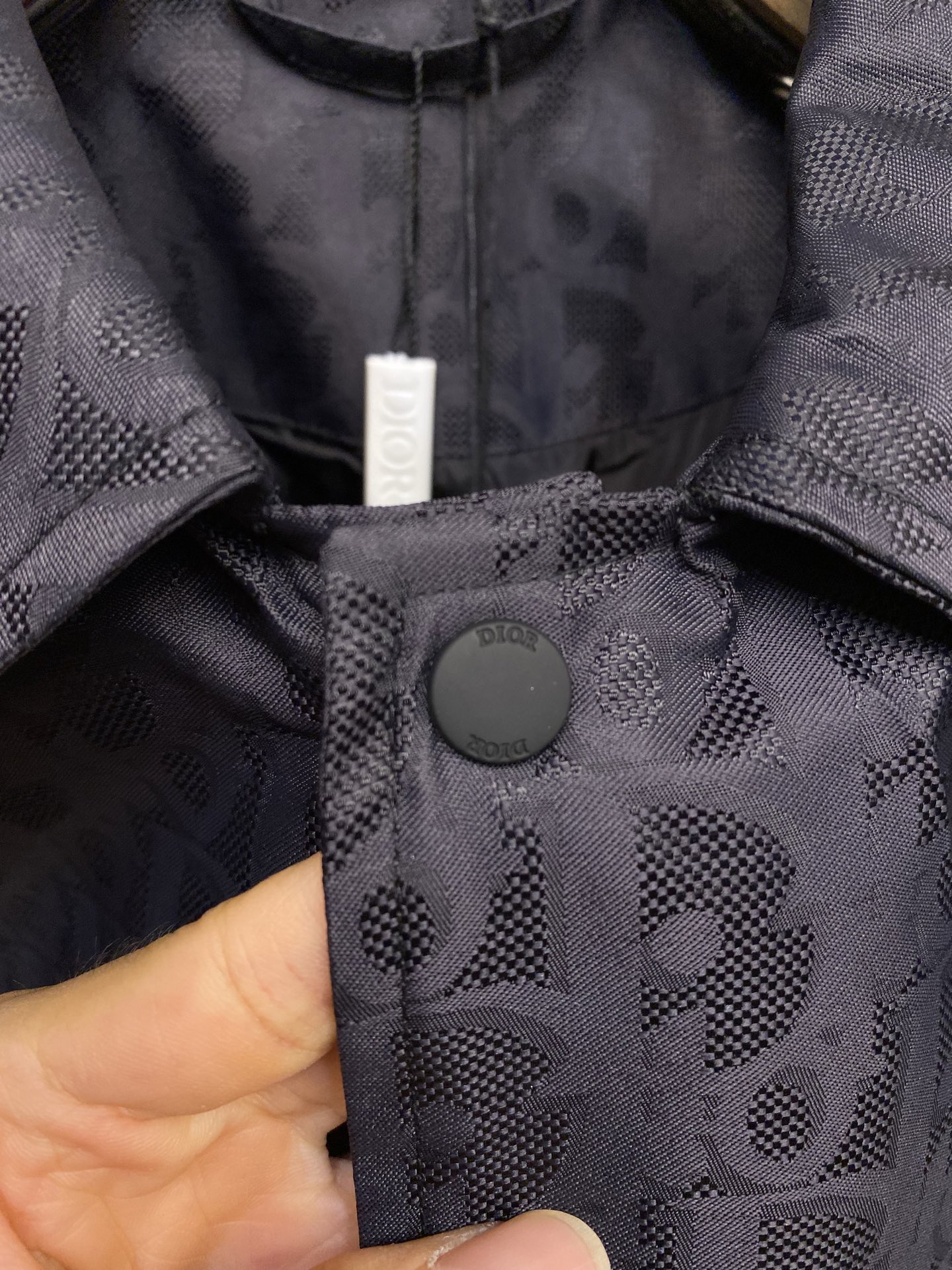 🌟🌟Dior、迪奥蓝色科技提花夹克面料选择：选用100%锦纶打造的尼龙面料。超细旦丝通过精密编织工艺使织