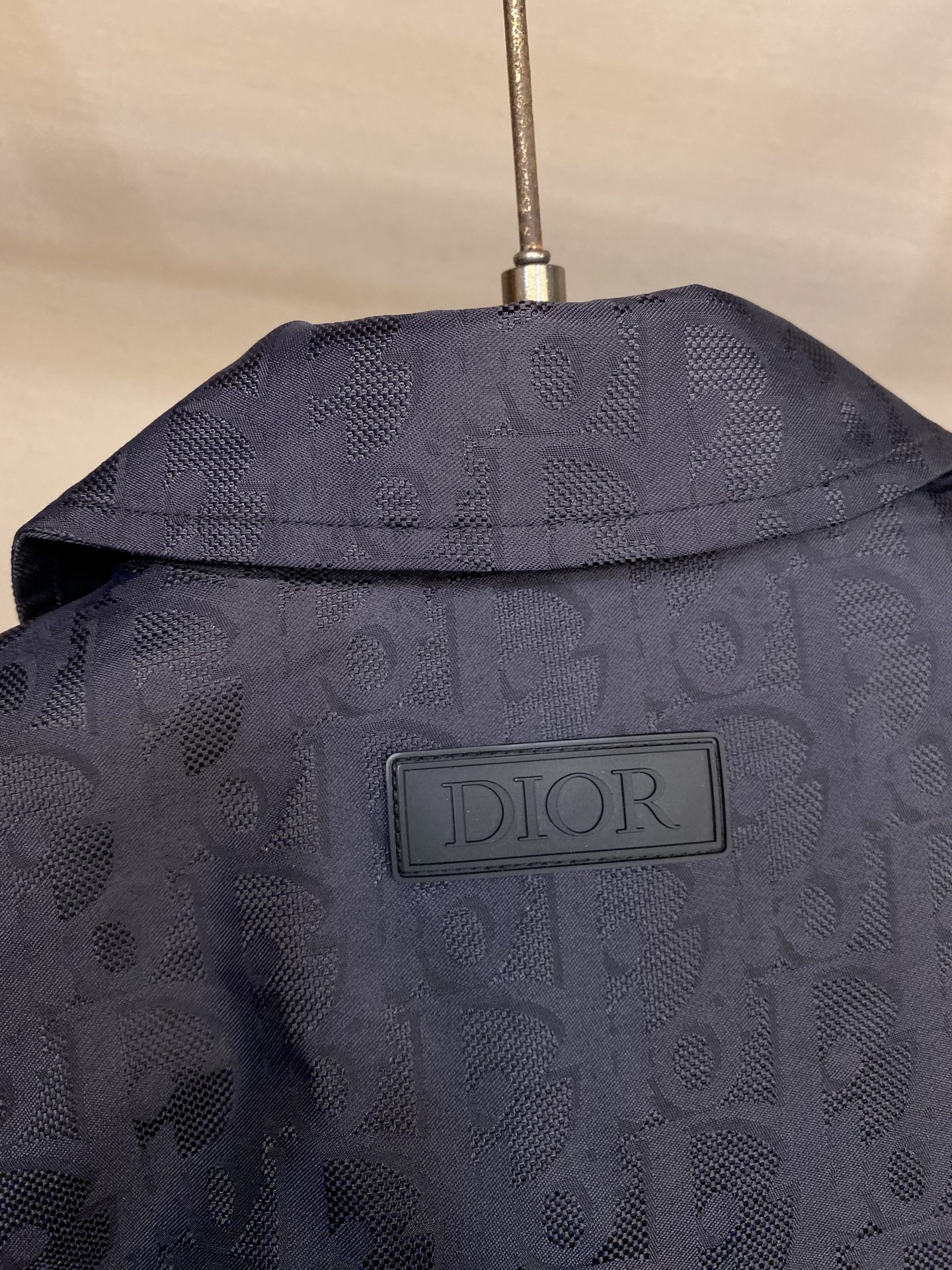 🌟🌟Dior、迪奥蓝色科技提花夹克面料选择：选用100%锦纶打造的尼龙面料。超细旦丝通过精密编织工艺使织