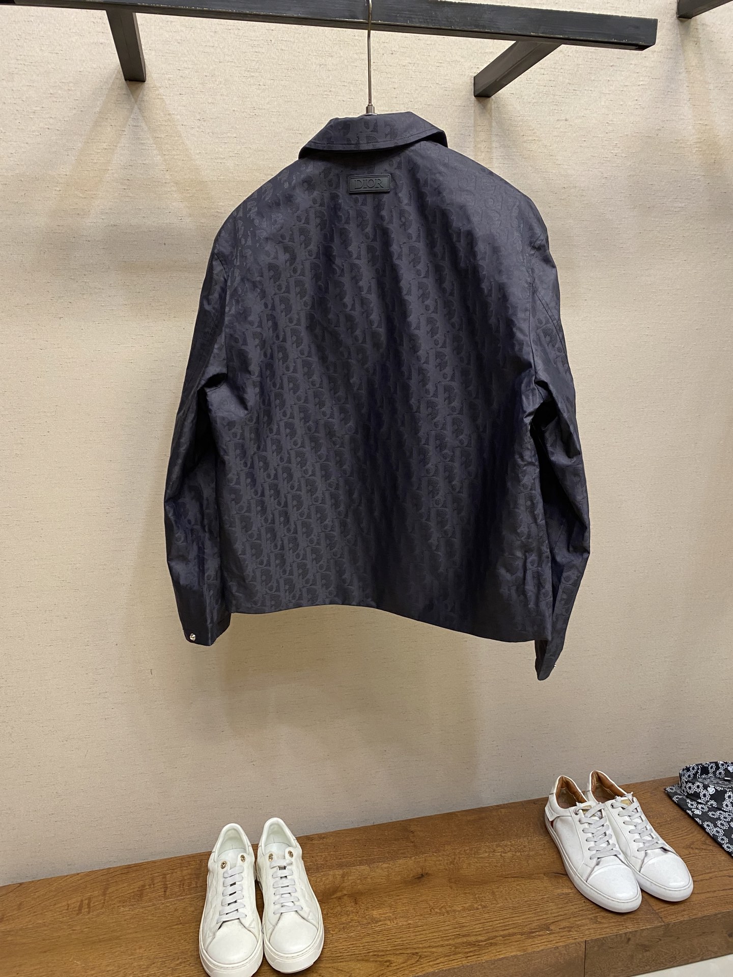 🌟🌟Dior、迪奥蓝色科技提花夹克面料选择：选用100%锦纶打造的尼龙面料。超细旦丝通过精密编织工艺使织