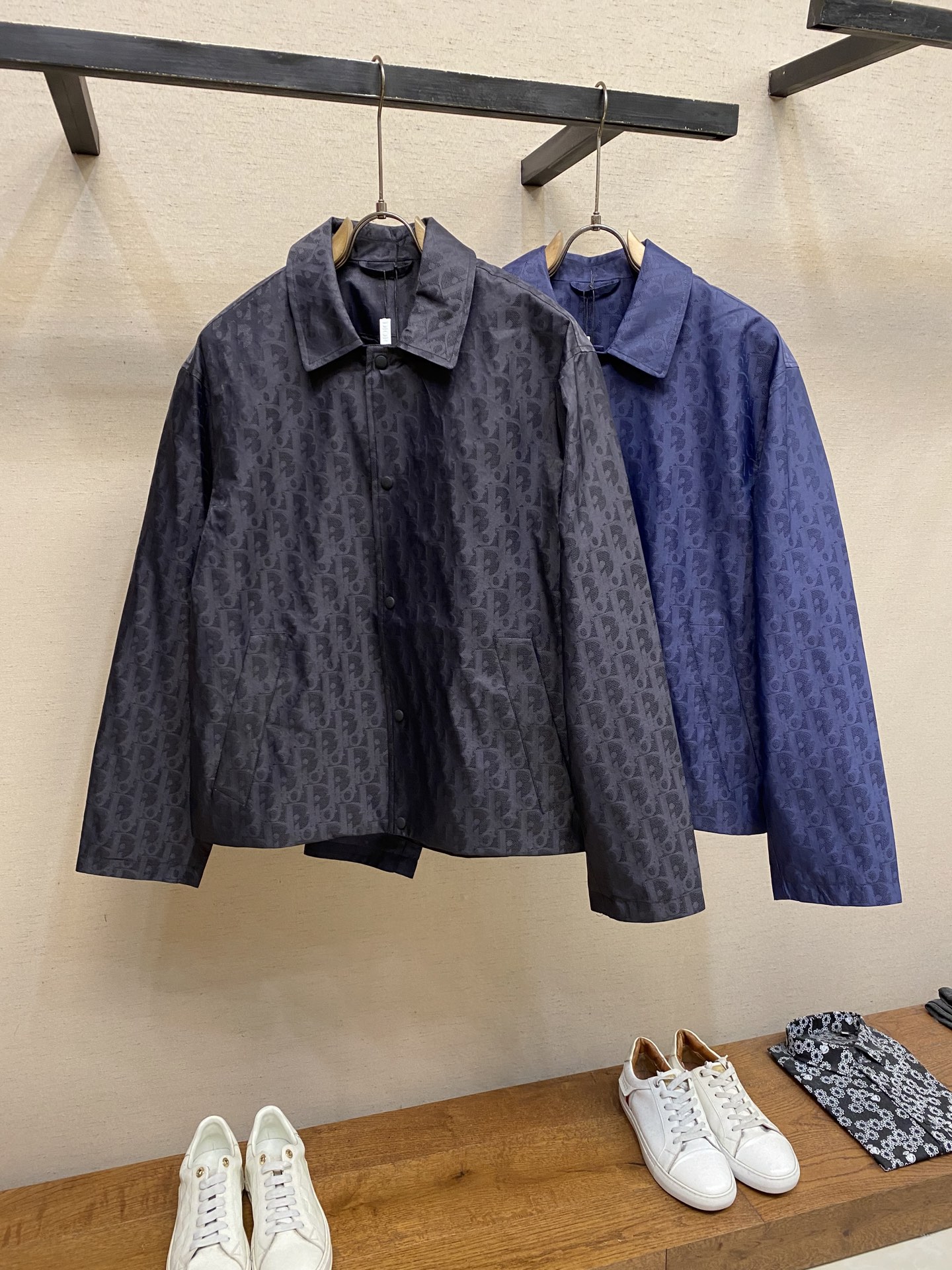 🌟🌟Dior、迪奥蓝色科技提花夹克面料选择：选用100%锦纶打造的尼龙面料。超细旦丝通过精密编织工艺使织