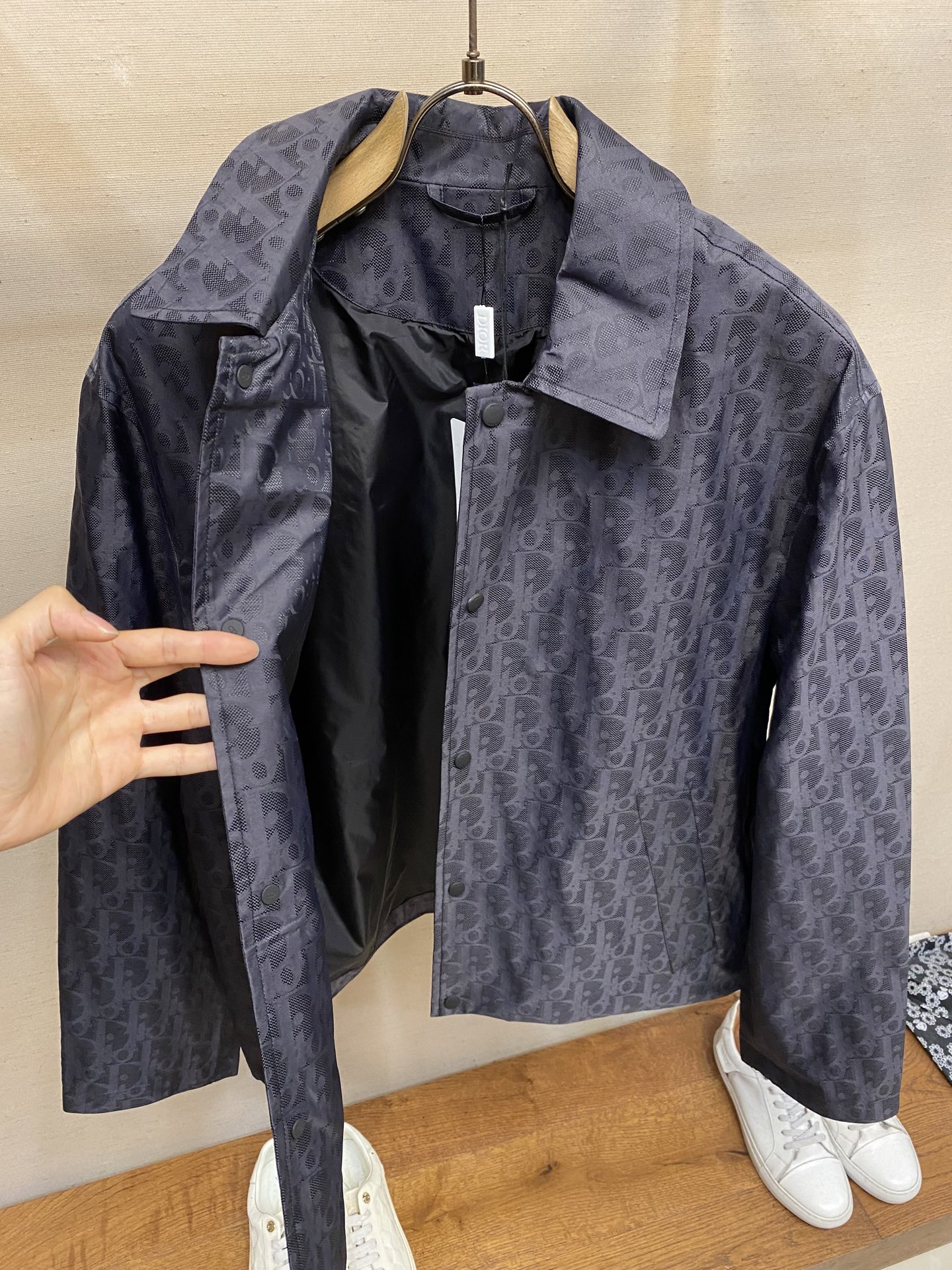 🌟🌟Dior、迪奥蓝色科技提花夹克面料选择：选用100%锦纶打造的尼龙面料。超细旦丝通过精密编织工艺使织