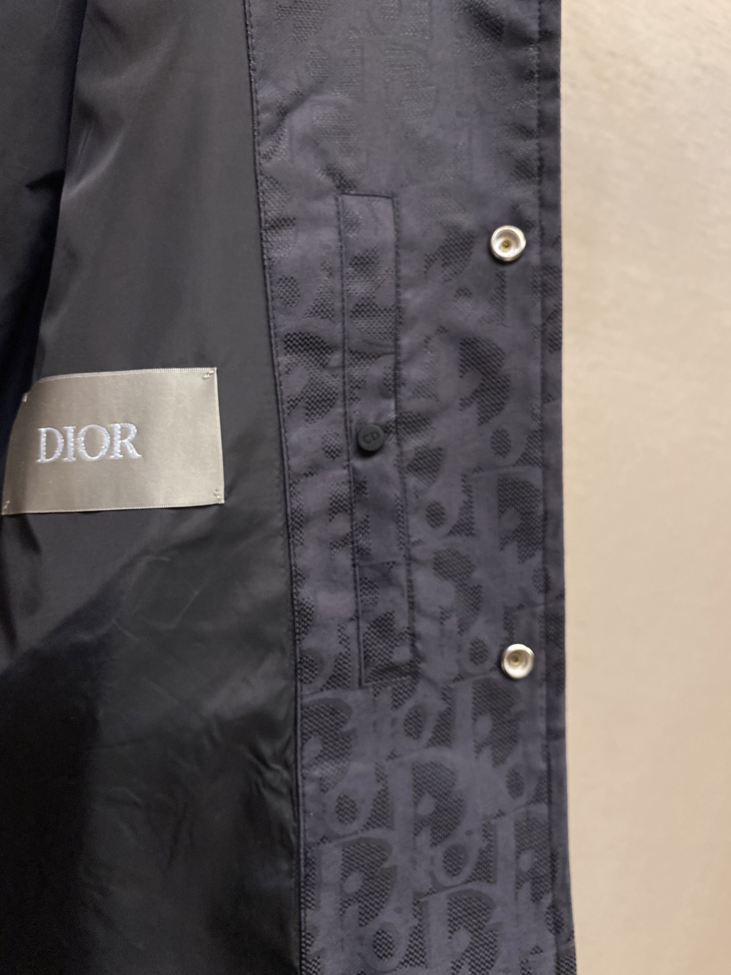 🌟🌟Dior、迪奥蓝色科技提花夹克面料选择：选用100%锦纶打造的尼龙面料。超细旦丝通过精密编织工艺使织