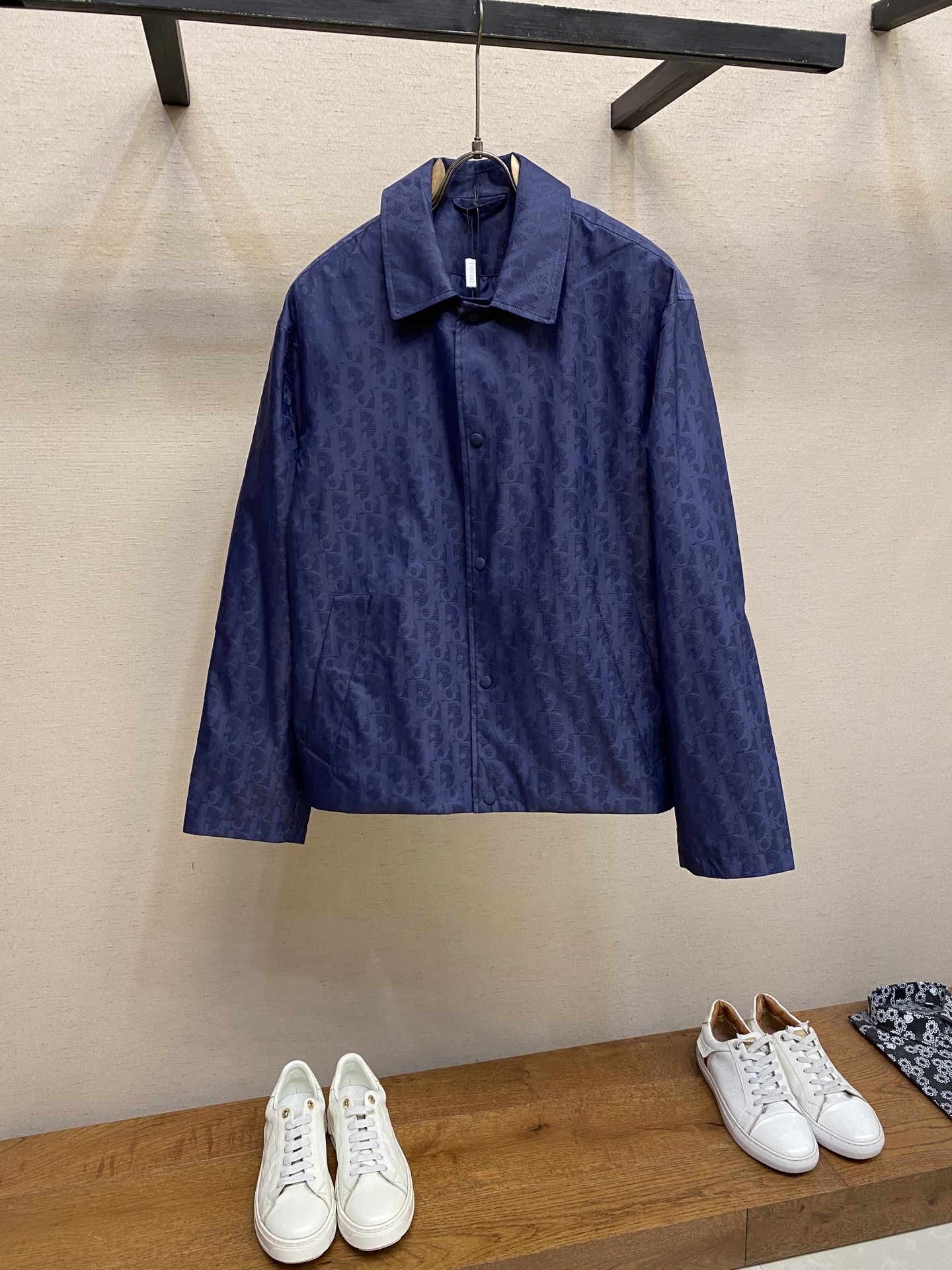 NO:532190,Dior and Dior Blue Jacquard Jacket Fabric Selection: Nylon fabric made of nylon. Ultra-fine denier silk makes the fabric density reach 580 stitches/square inch through precision weaving, and it is lightweight while building a tough skeleton. The microporous structure is breathable and water-resistant, greatly improving the wear performance of the finished product in multiple occasions. Process: Advanced laser jacquard technology is used to form a concave and convex texture on the surface of the fabric, which has a strong three-dimensional feeling and a more obvious 3D effect. The pattern is clear and delicate, and the color is full and even. Size S-XL,,dior,dior,jackets & coats,alexander wang19860909Dior、迪奥蓝色科技提花夹克 面料选择 选用锦纶打造的尼龙面料.超细旦丝通过精密编织工艺使织物密度达580针/平方英寸,轻量化的同时构筑强硬骨架.微孔结构实现透气防泼水,大大提升成品多场合穿着性能. 工艺 利用先进的激光提花技术,使面料表面形成凹凸有致的纹理,立体感强,3D效果更加明显.图案清晰、细腻,颜色饱满均匀. 尺码S-XL,,dior,dior,jackets & coats,alexander wang,Men's clothing