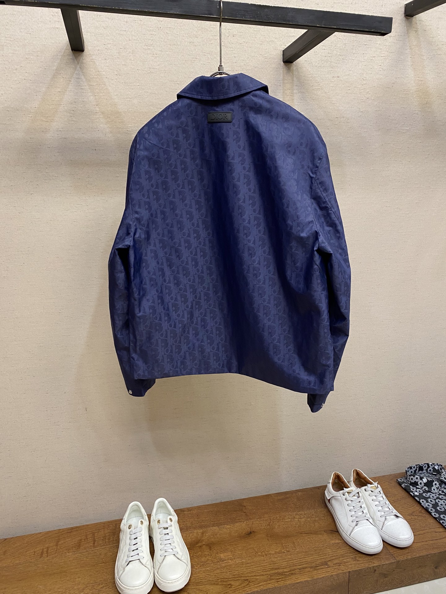 🌟🌟Dior、迪奥蓝色科技提花夹克面料选择：选用100%锦纶打造的尼龙面料。超细旦丝通过精密编织工艺使织