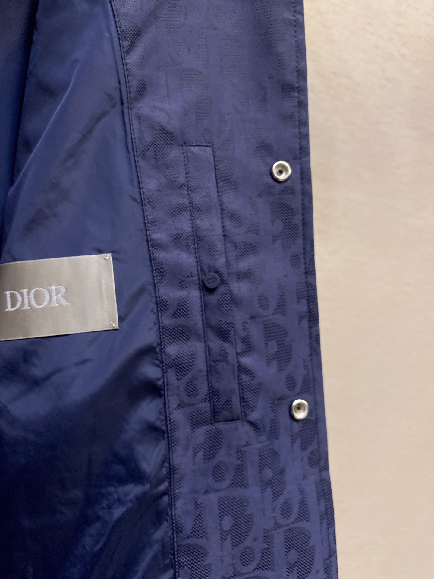 🌟🌟Dior、迪奥蓝色科技提花夹克面料选择：选用100%锦纶打造的尼龙面料。超细旦丝通过精密编织工艺使织