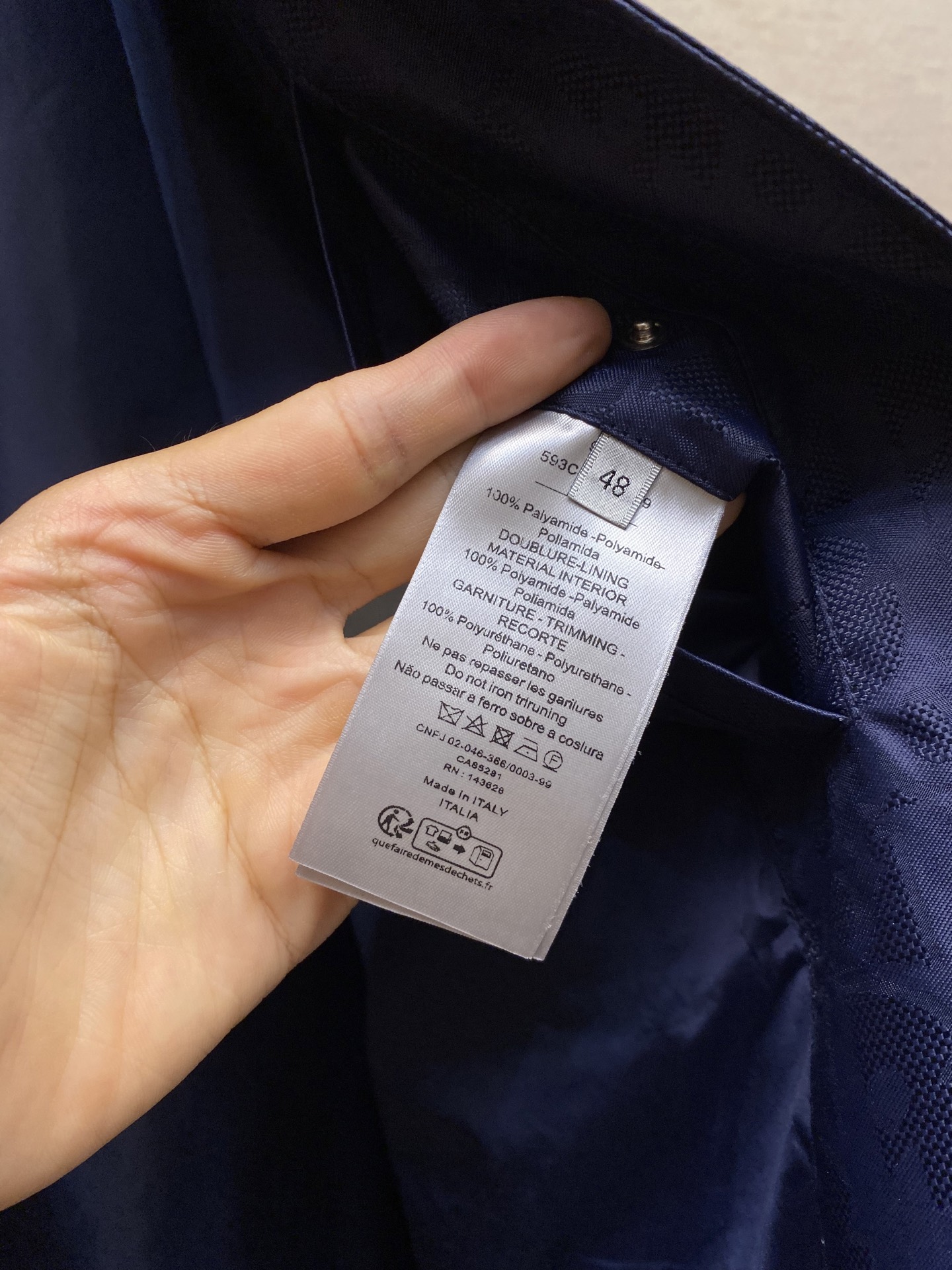 🌟🌟Dior、迪奥蓝色科技提花夹克面料选择：选用100%锦纶打造的尼龙面料。超细旦丝通过精密编织工艺使织