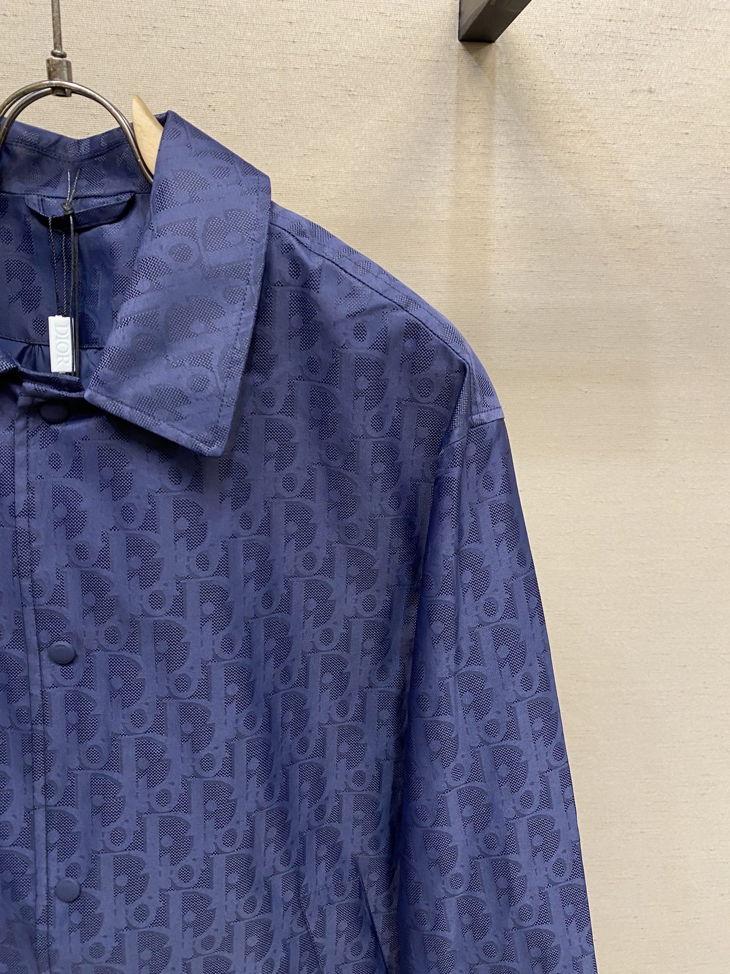 🌟🌟Dior、迪奥蓝色科技提花夹克面料选择：选用100%锦纶打造的尼龙面料。超细旦丝通过精密编织工艺使织