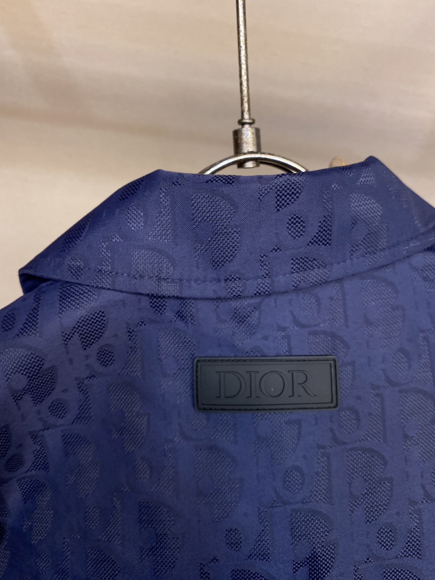 🌟🌟Dior、迪奥蓝色科技提花夹克面料选择：选用100%锦纶打造的尼龙面料。超细旦丝通过精密编织工艺使织