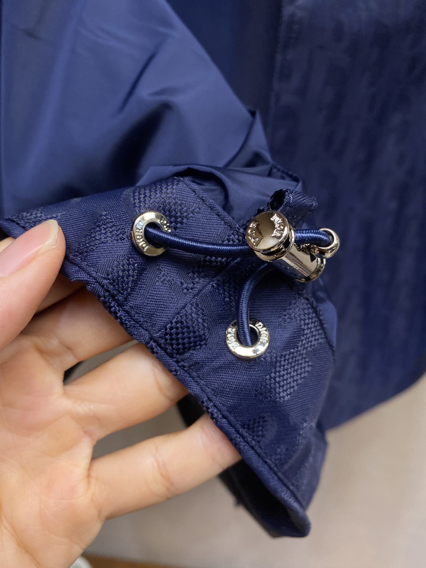 🌟🌟Dior、迪奥蓝色科技提花夹克面料选择：选用100%锦纶打造的尼龙面料。超细旦丝通过精密编织工艺使织