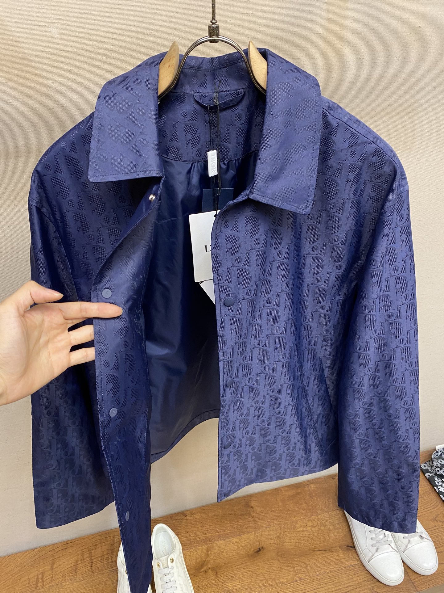 🌟🌟Dior、迪奥蓝色科技提花夹克面料选择：选用100%锦纶打造的尼龙面料。超细旦丝通过精密编织工艺使织