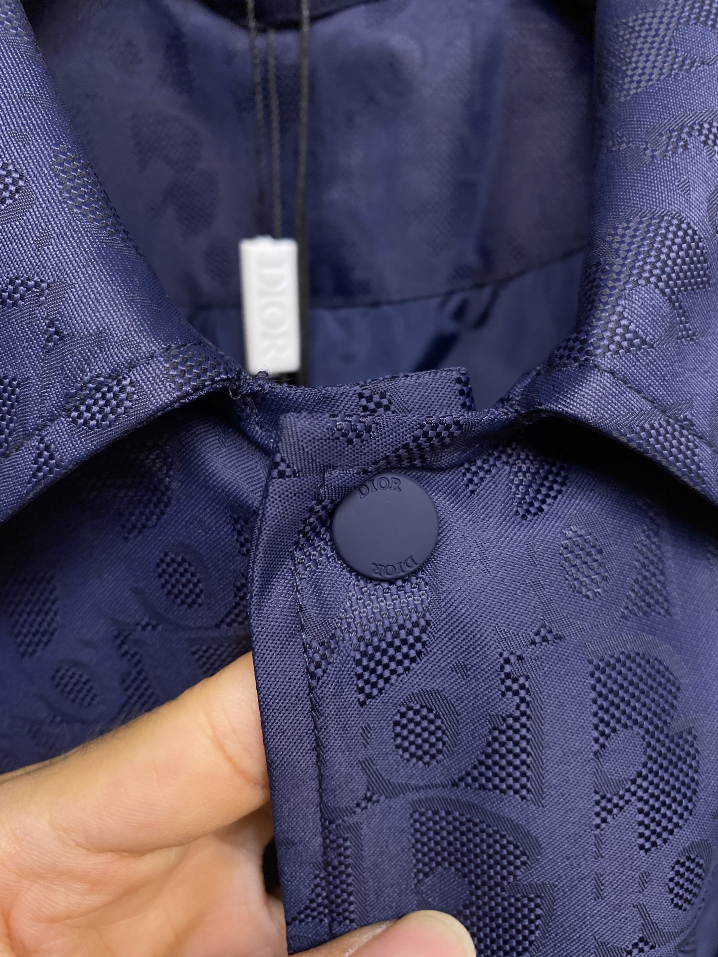 🌟🌟Dior、迪奥蓝色科技提花夹克面料选择：选用100%锦纶打造的尼龙面料。超细旦丝通过精密编织工艺使织