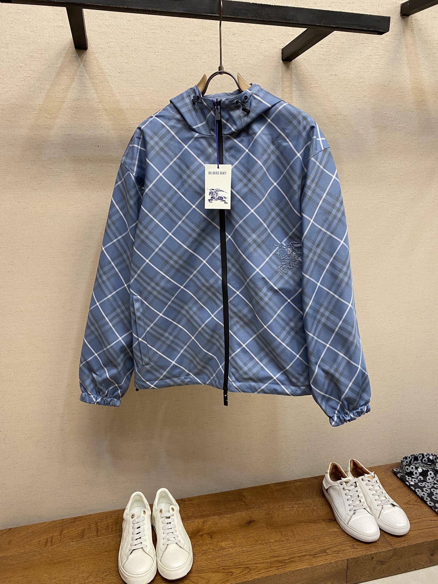 NO:532192,BBR, blue oblique plaid embroidered double-sided jacket Fabric 1 Selection Choose a high-density woven fabric woven from polyester fiber. Its specific high-strength, wrinkle resistance and quick-drying properties, high-density weaving increases its durability and wind resistance, and has excellent breathability, and the surface presents a subtle texture. The fabric characteristics make the appearance more crisp, the color is saturated, and improves the texture. Fabric 2 Selection Choose a fabric made of nylon fiber, which is known for its excellent wear resistance, excellent soft touch and relatively good elasticity. The relatively light quality makes the whole lighter and will not increase the burden of wearing due to the double-sided design. Process 1 Use positioning and cutting equipment to accurately cut the fabric, and improve the overall quality through optical positioning and mechanical positioning. Ensure that each product meets the high standards of alignment and grid. During the sewing process, the master will always ensure that each piece of fabric can be positioned and grid-connected after linking, which greatly increases the process time. Process 2: The solid embroidery area and laser area are preset by the CAD plate making system, and a high-precision war horse embroidery of nearly 9,000 stitches are formed through the embroidery machine's needle speed of 1000rpm. Then, the laser cutting process is used to accurately remove the base fabric at the edge of the embroidery, and the laser accuracy of ±0.1mm makes the embroidery body smooth and burrless. Size S-XL,, jackets & coats, alexander wang19860909BBR,蓝色斜格纹饰刺绣双面穿夹克 面料1选择 选用聚酯纤维编织而成的高密度梭织面料.其本身具体高强度,抗皱和快干的特性,高密织法增加其耐用性和防风性,透气性俱佳,表面呈现细微的纹理.面料特性使外观更挺括,色彩饱和,提升质感. 面料2选择 选用锦纶纤维打造的面料,以其卓越的耐磨性、出色的柔软触感和相对较好的弹性著称.相对较轻的质量使整体更加轻盈,不会因双面设计而导致穿着增加负担. 工艺1 使用定位裁床设备进行精准裁剪布料,通过光学定位和机械定位提高整体质量.确保每一件产品都符合对位对格的高标准.缝纫过程中,师傅会时刻保证每一片面料链接之后能对位对格,这样也大大增加了工序时长. 工艺2 采用CAD制版系统预设实体绣区域和激光区域,通过绣花机1000rpm针速形成近9000针的高精度战马刺绣.再使用激光切割工艺,在绣花边缘区域精准移除底布面料,±0.1mm的激光精度使绣体平滑无毛边. 尺码S-XL,,jackets & coats,alexander wang,Men's clothing