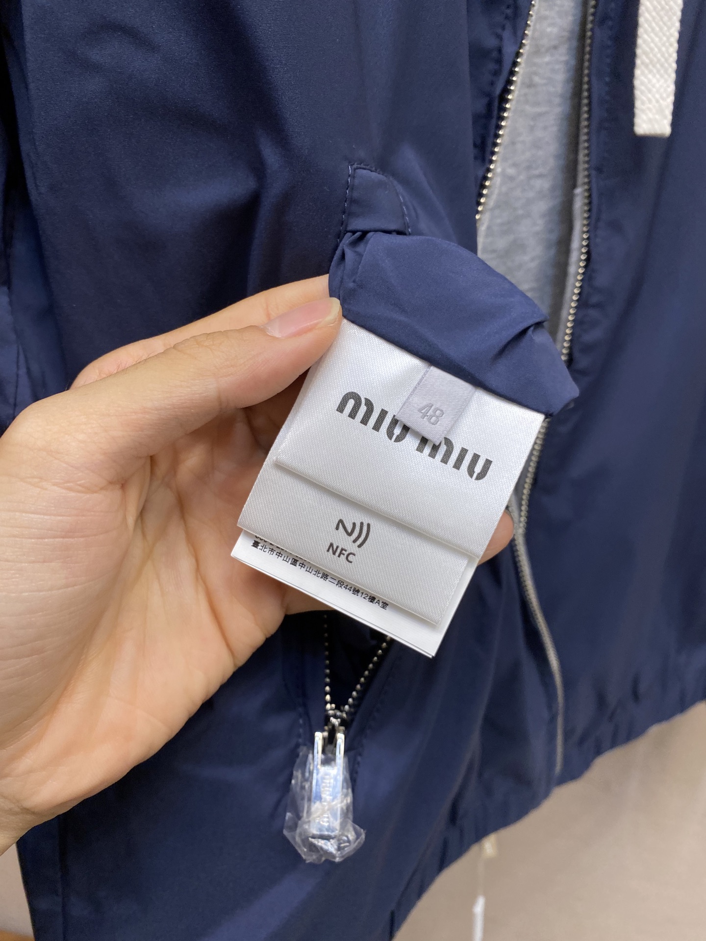 🌟🌟Miu Miu 饰贴布绣双面穿夹克面料1：选用功能性的府绸（Ponge）面料，采用高经密，低纬密的织