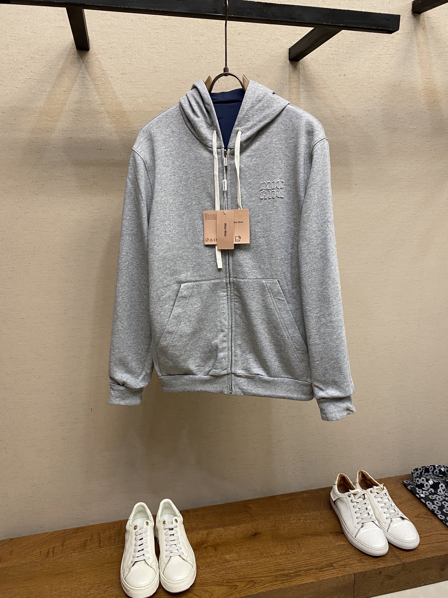 🌟🌟Miu Miu 饰贴布绣双面穿夹克面料1：选用功能性的府绸（Ponge）面料，采用高经密，低纬密的织