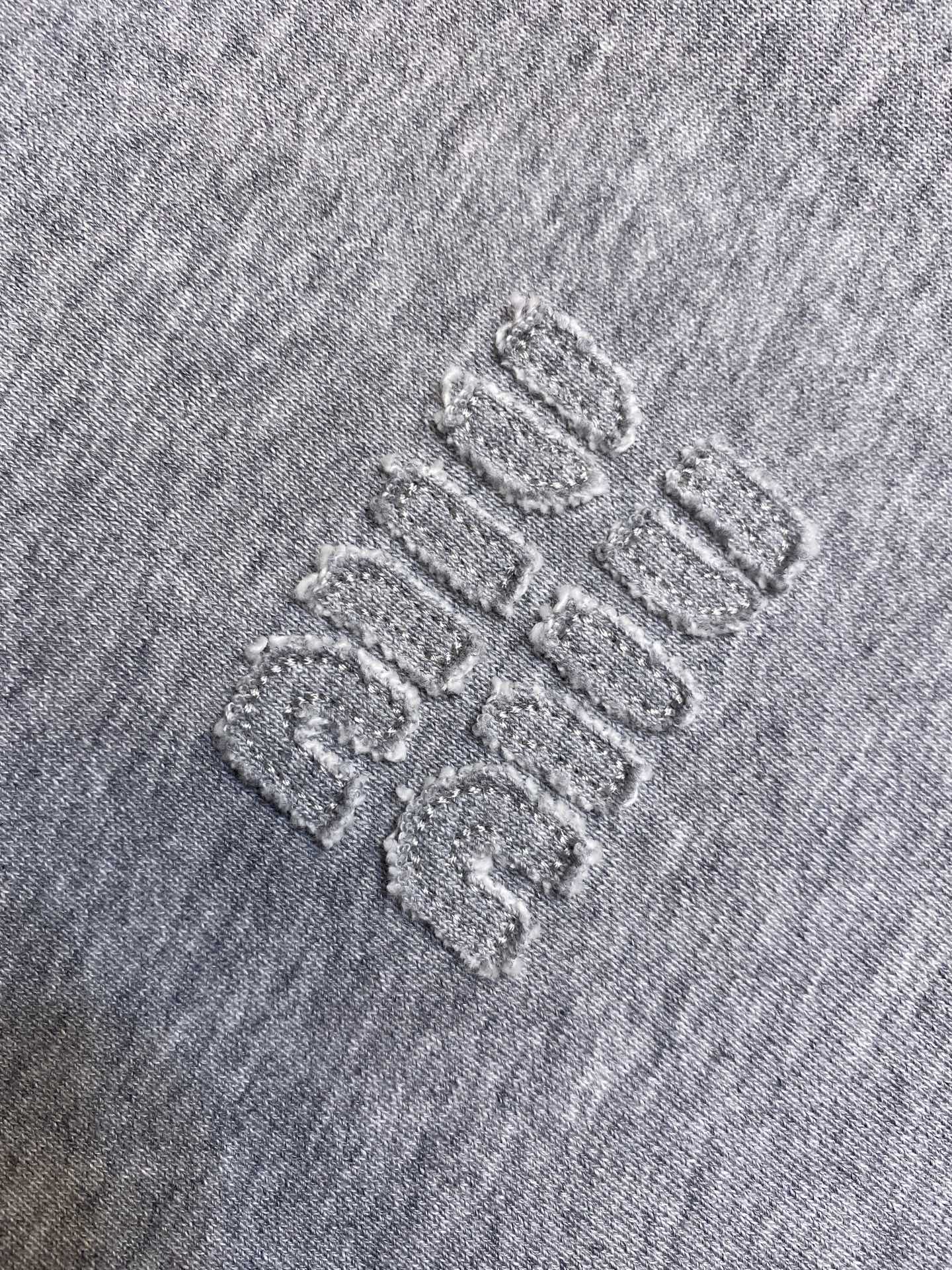 🌟🌟Miu Miu 饰贴布绣双面穿夹克面料1：选用功能性的府绸（Ponge）面料，采用高经密，低纬密的织