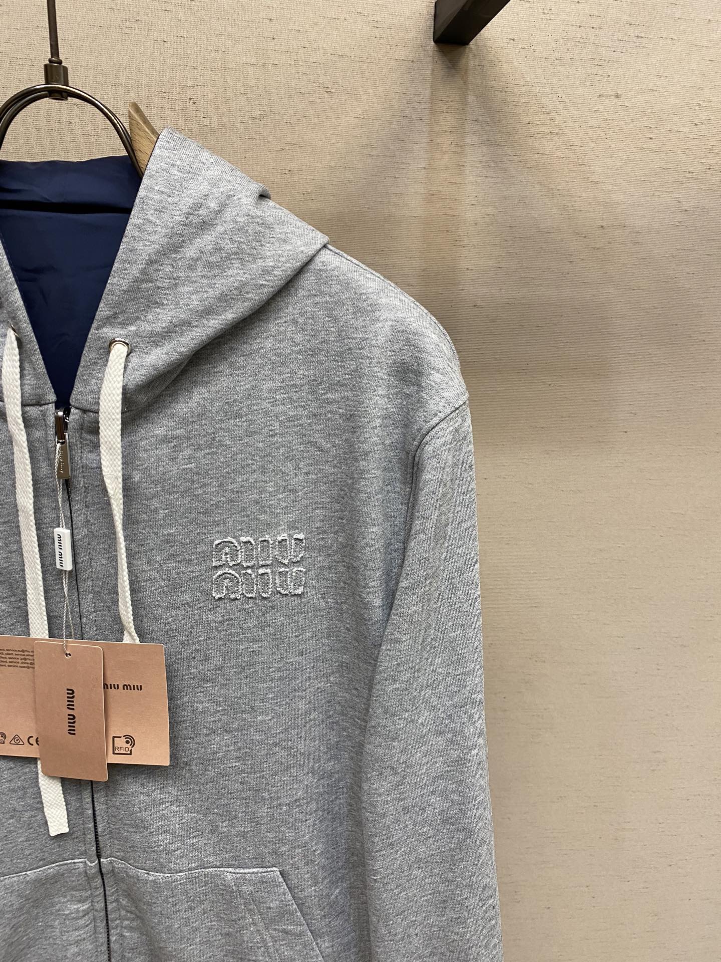 🌟🌟Miu Miu 饰贴布绣双面穿夹克面料1：选用功能性的府绸（Ponge）面料，采用高经密，低纬密的织