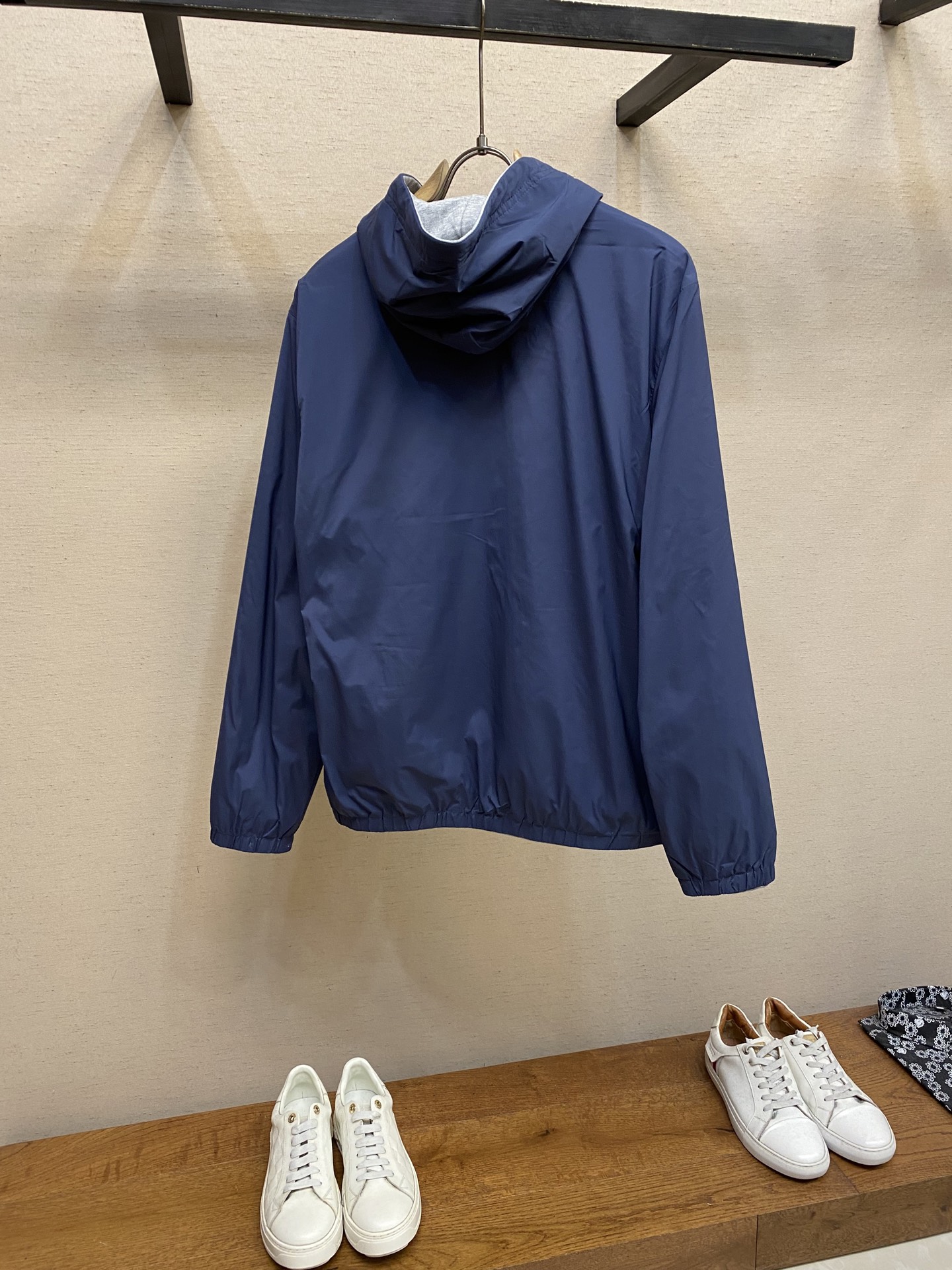 🌟🌟Miu Miu 饰贴布绣双面穿夹克面料1：选用功能性的府绸（Ponge）面料，采用高经密，低纬密的织