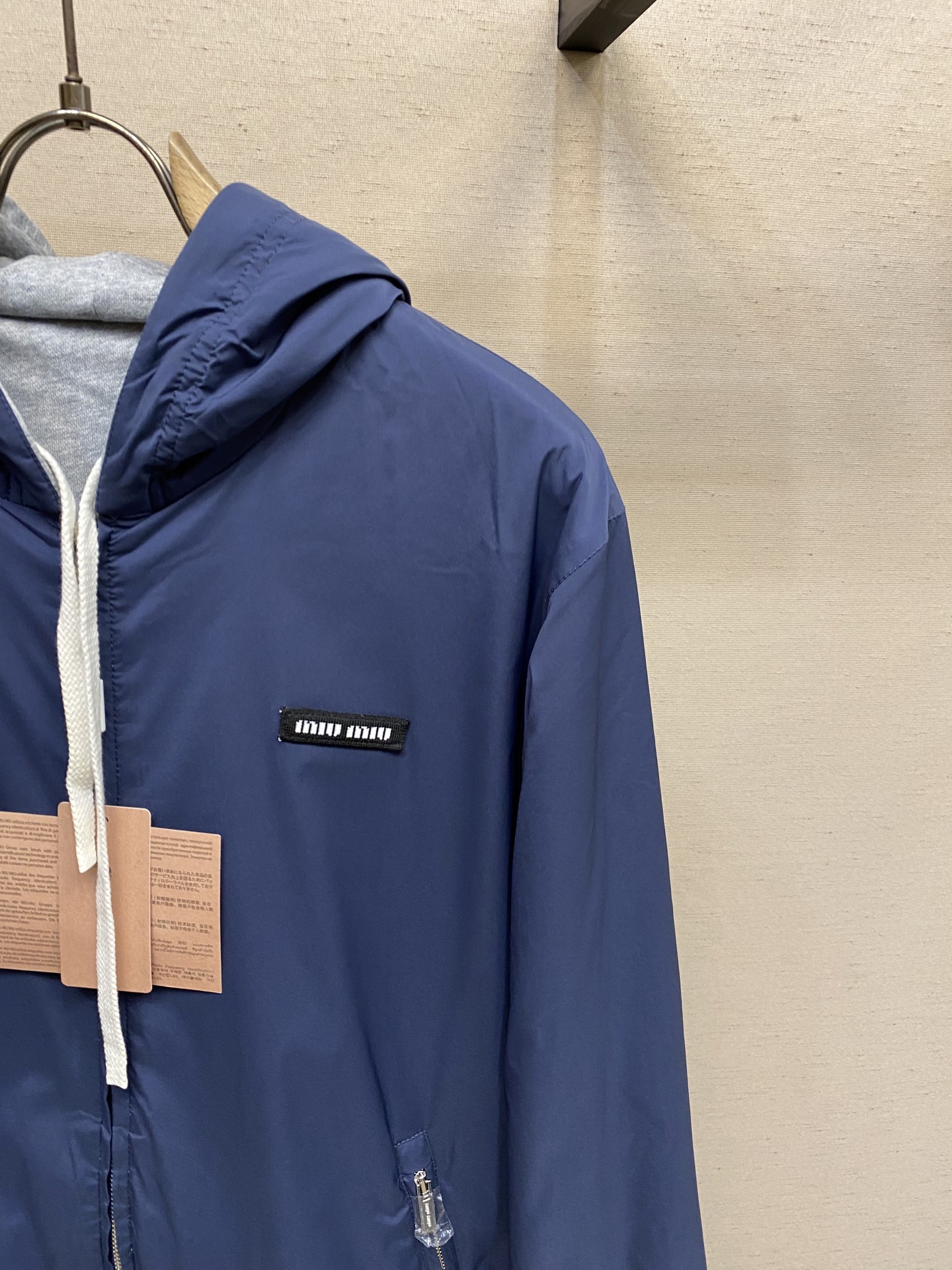 🌟🌟Miu Miu 饰贴布绣双面穿夹克面料1：选用功能性的府绸（Ponge）面料，采用高经密，低纬密的织