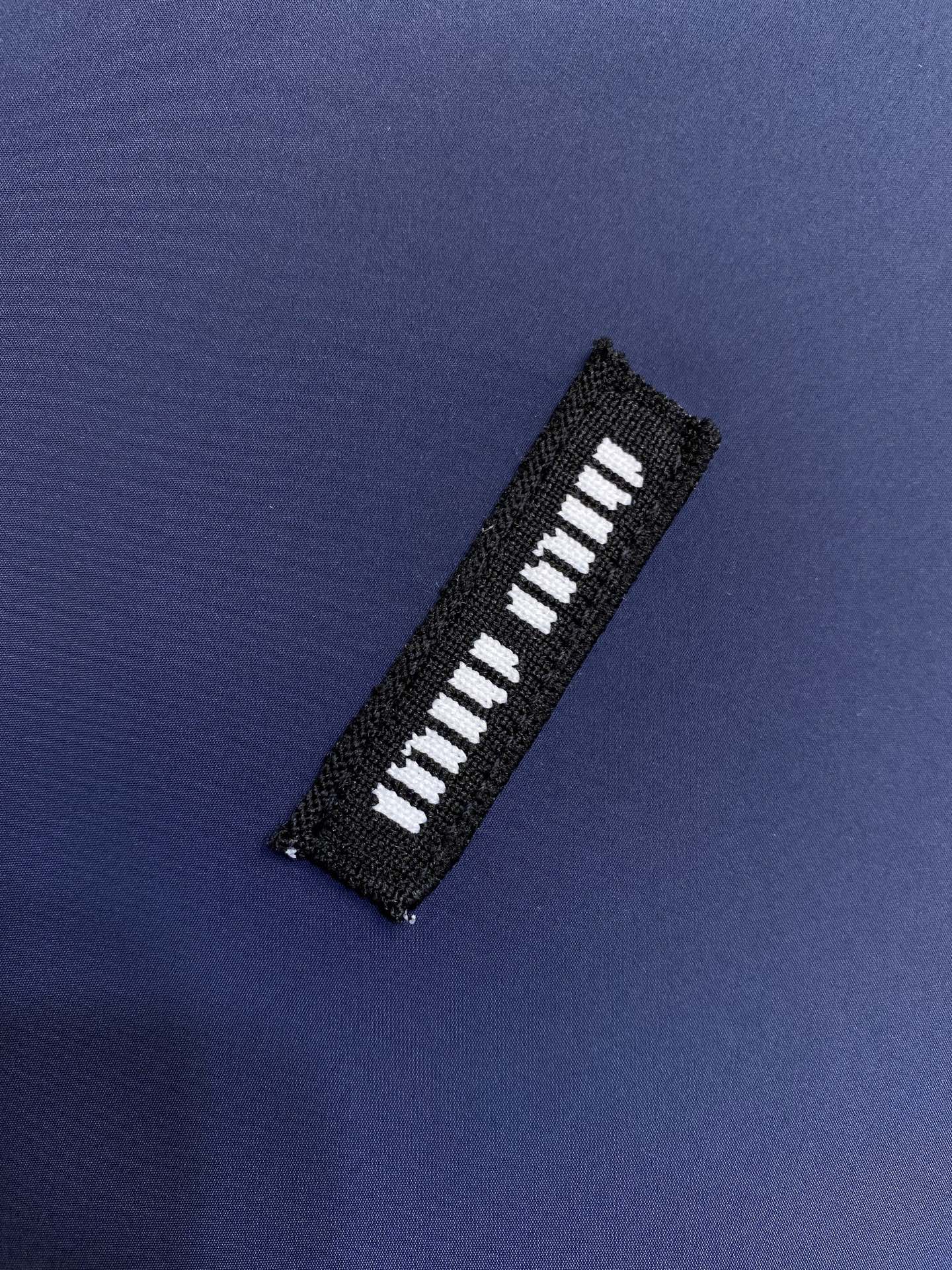 🌟🌟Miu Miu 饰贴布绣双面穿夹克面料1：选用功能性的府绸（Ponge）面料，采用高经密，低纬密的织