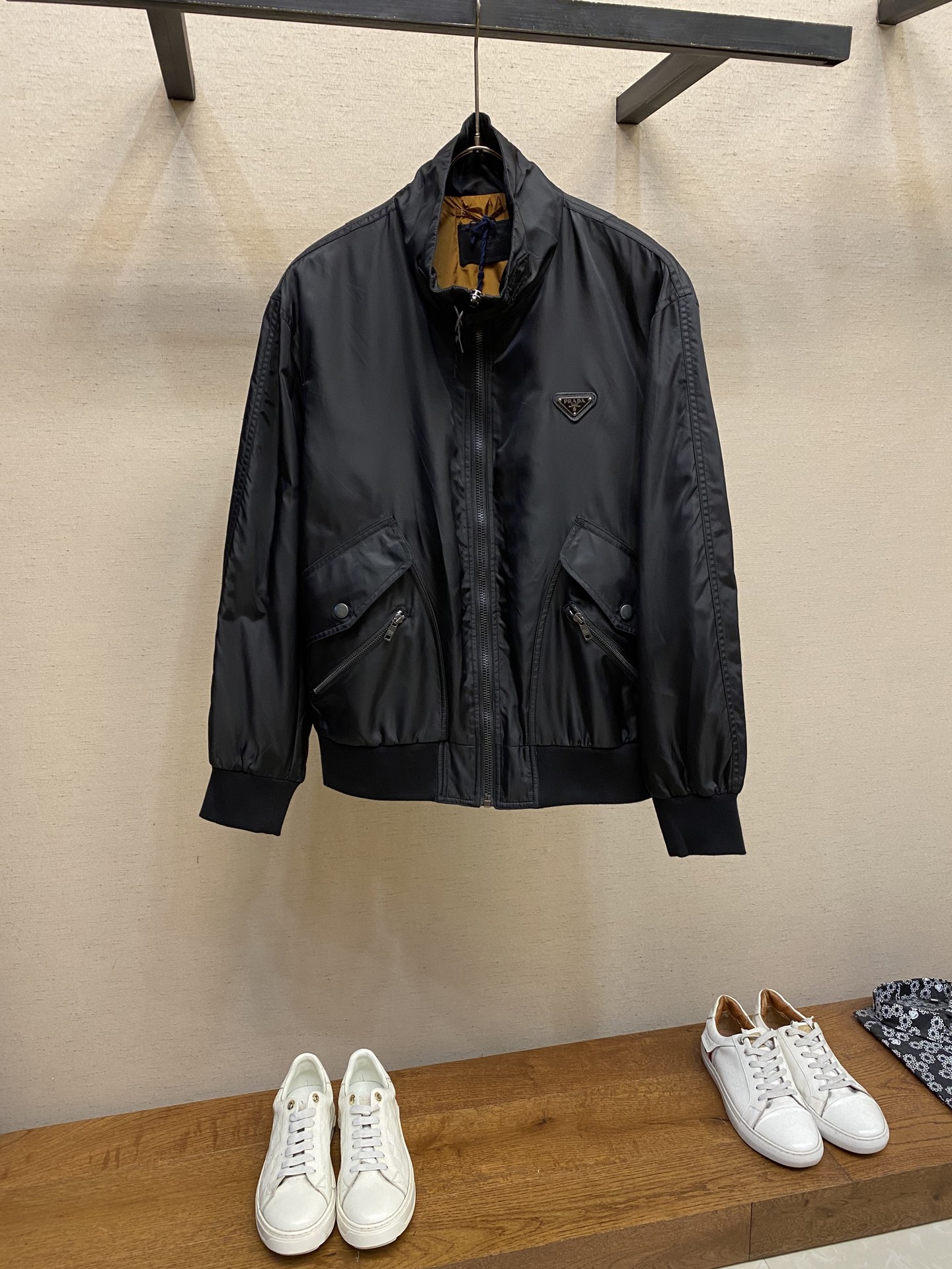 NO:537498,Prada, a new men's casual custom jacket. Wearing a simple and capable casual jacket, you will instantly return to fashionable and domineering, and it is full of vitality. The most popular zipper design before history, all the fabrics need to be customized, full of luxury. The slim tailoring reflects our perfect body shape and can be easily controlled regardless of weight. Super versatile style, no matter how big it is, suitable for wearing different age groups. High street wear style, spring and summer matching tools. Size 48-56,,prada, jackets & coats, jackets & coats, alexander wang19860909Prada,新款男士休闲定制夹克外套.穿上简约干练的休闲外套,瞬间重回时髦霸气,又是活力满满的状态.史前最流行的拉链设计,面料全部需要定制,奢华感十足.修身的剪裁体现出我们完美的体型无论胖瘦都可以轻松驾驭.超百搭款式,不挑身材的款,适合不同年龄段穿着.高街实穿款,春夏搭配利器 尺码48-56,,prada,jackets & coats,jackets & coats,alexander wang,Men's clothing