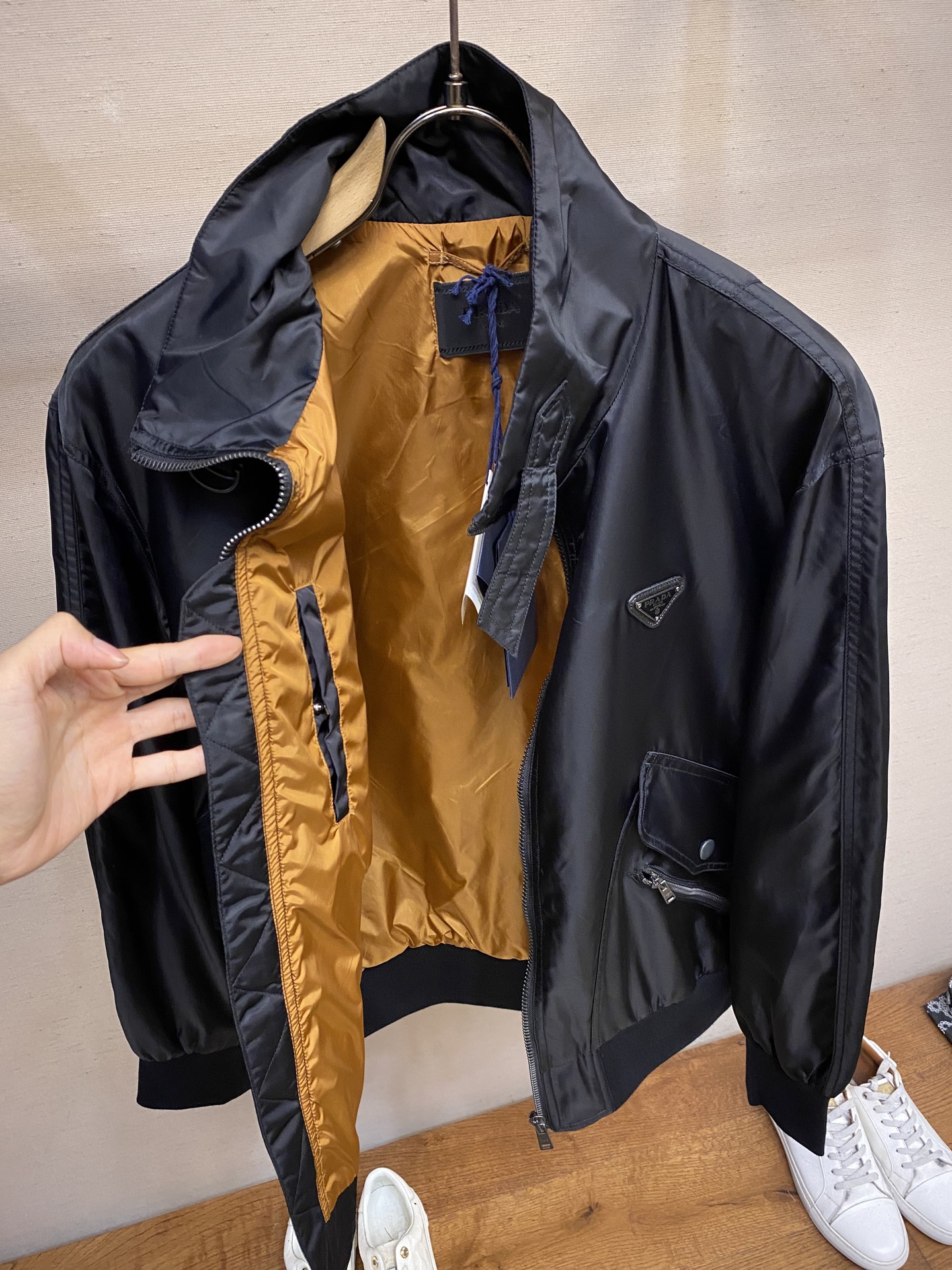 🌟🌟Prada，2025新款男士休闲定制夹克外套。穿上简约干练的休闲外套，瞬间重回时髦霸气，又是活力满满