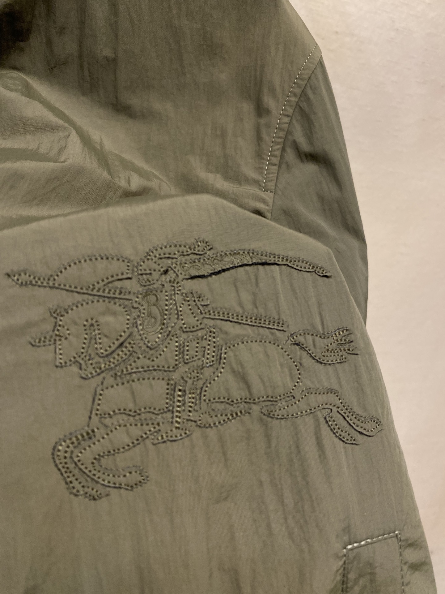 🌟🌟 BBR 新款格纹战马双面外套轻便的连帽外套，选用由梭织尼龙面料制成，设计有可调式抽绳连帽以及双拉链