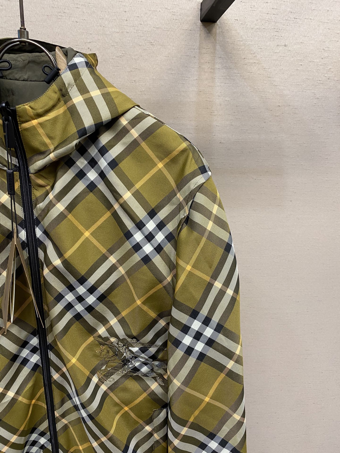 🌟🌟 BBR 新款格纹战马双面外套轻便的连帽外套，选用由梭织尼龙面料制成，设计有可调式抽绳连帽以及双拉链