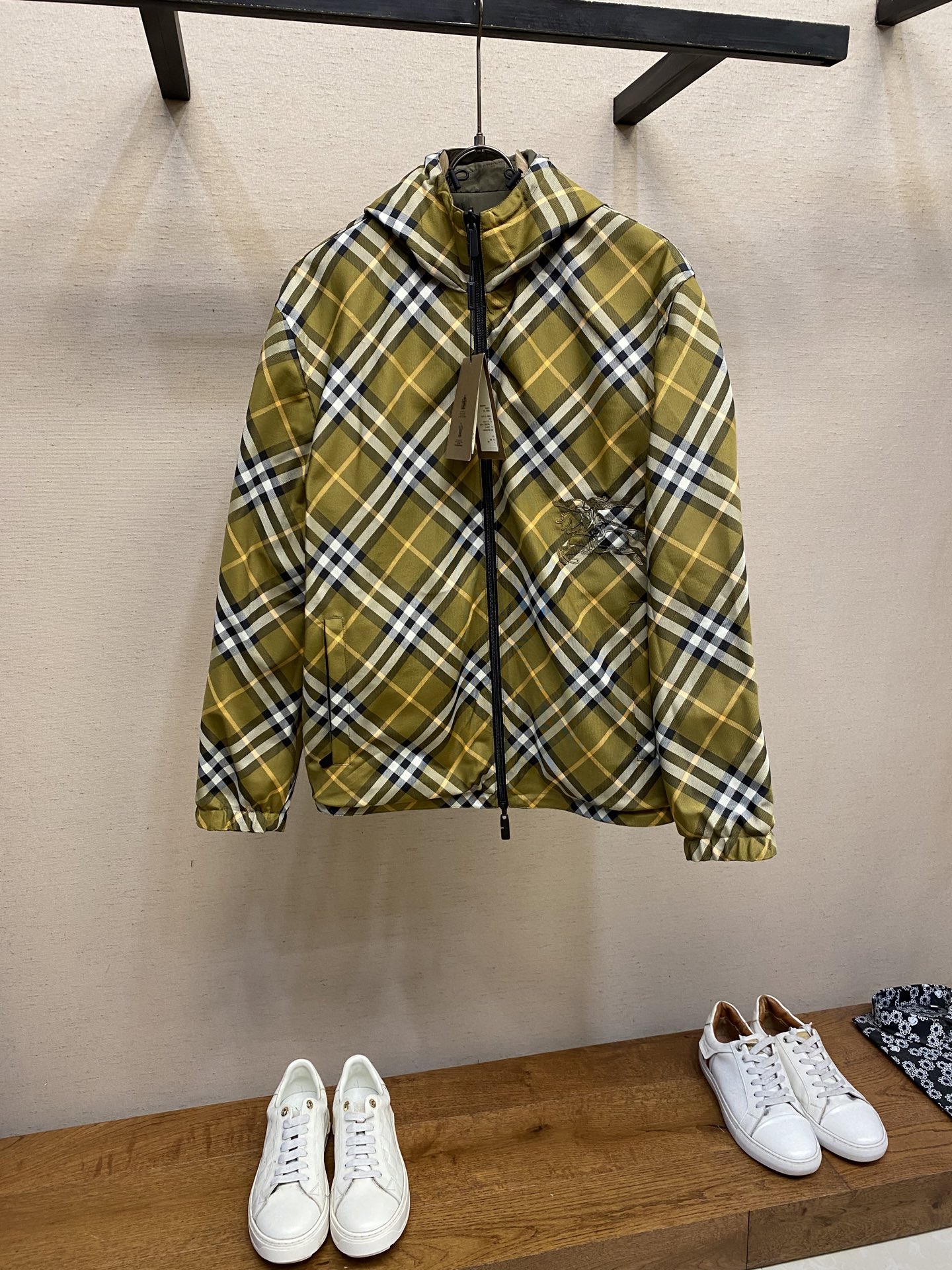 🌟🌟 BBR 新款格纹战马双面外套轻便的连帽外套，选用由梭织尼龙面料制成，设计有可调式抽绳连帽以及双拉链