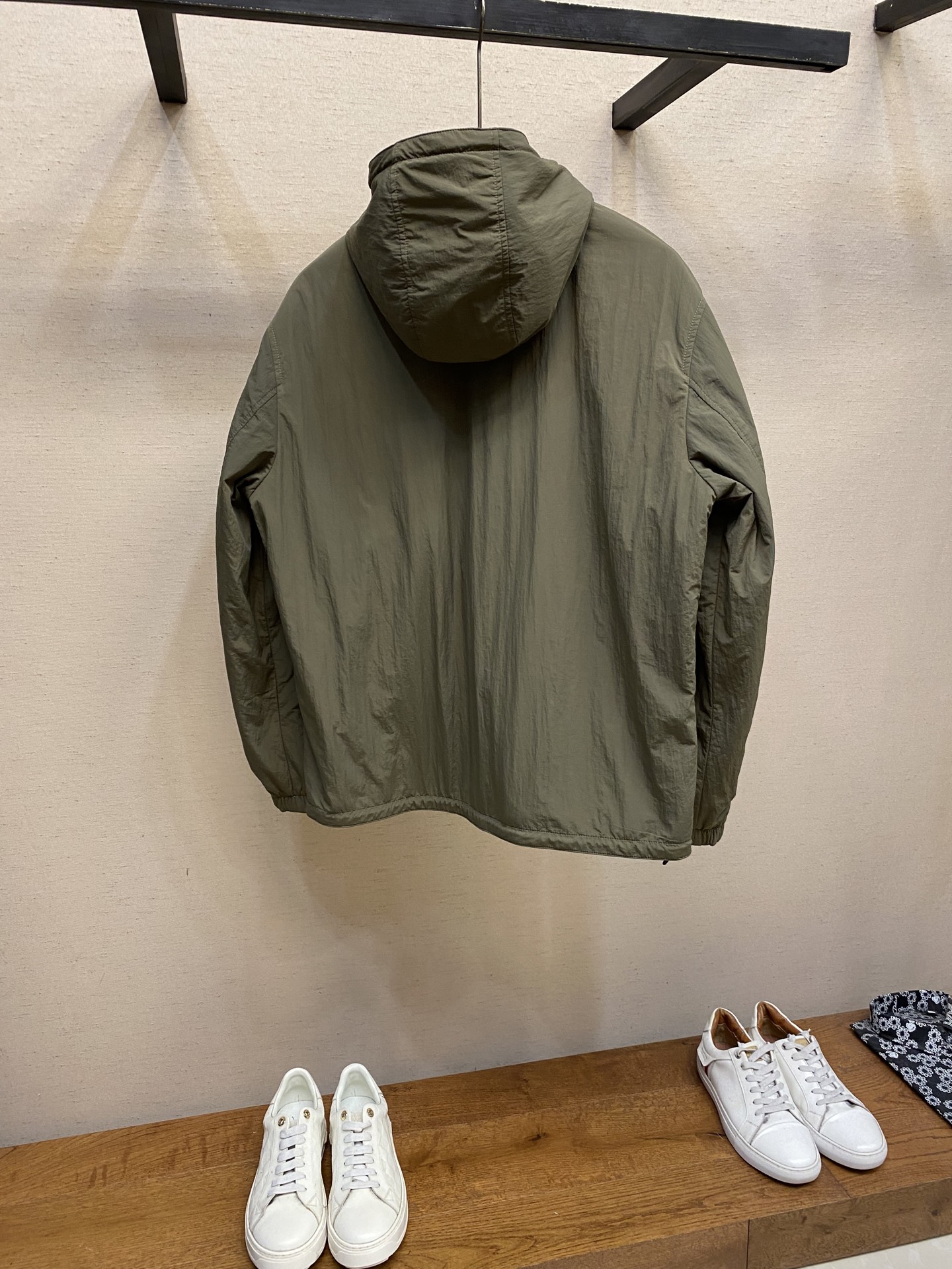 🌟🌟 BBR 新款格纹战马双面外套轻便的连帽外套，选用由梭织尼龙面料制成，设计有可调式抽绳连帽以及双拉链