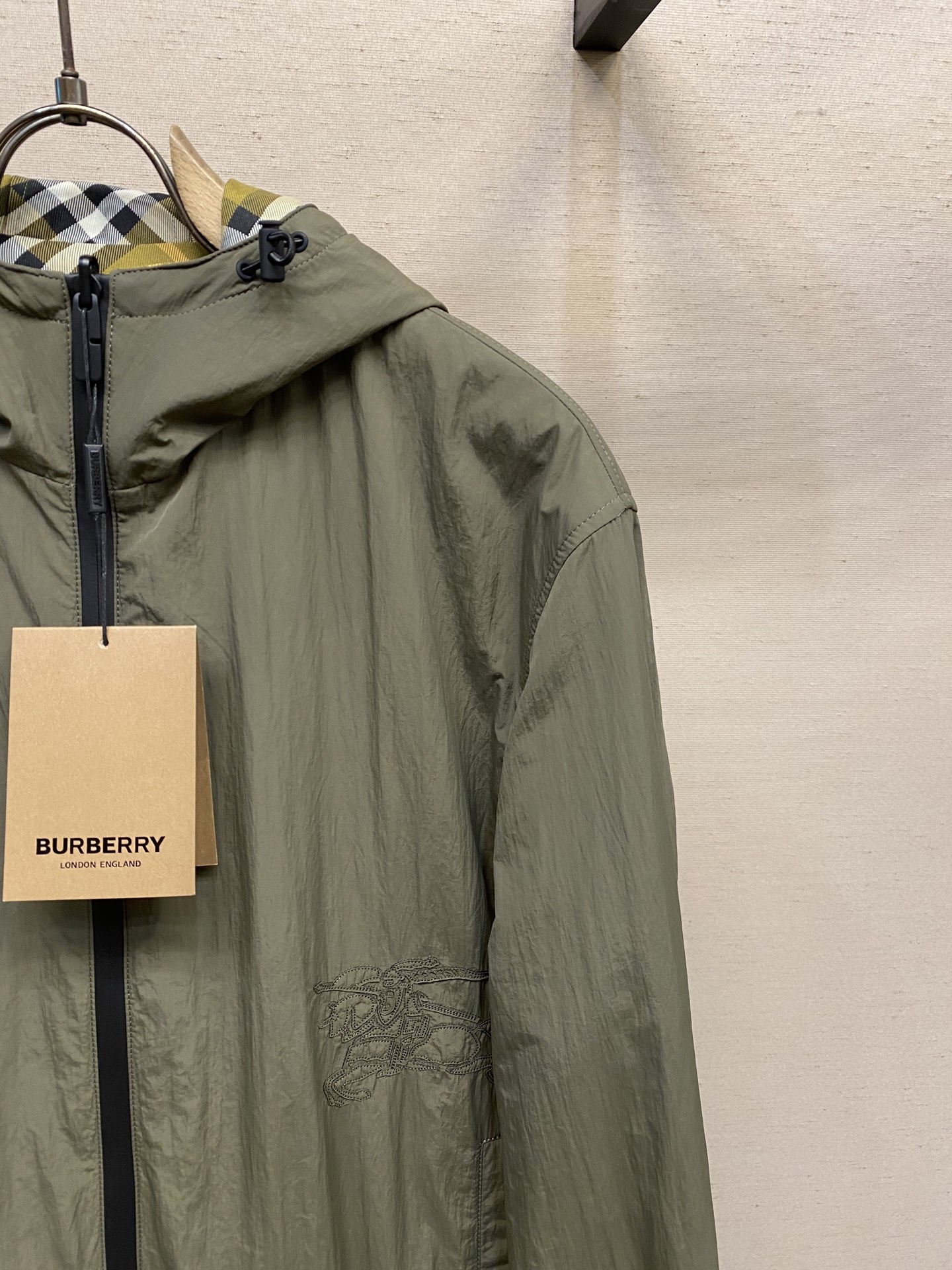 🌟🌟 BBR 新款格纹战马双面外套轻便的连帽外套，选用由梭织尼龙面料制成，设计有可调式抽绳连帽以及双拉链