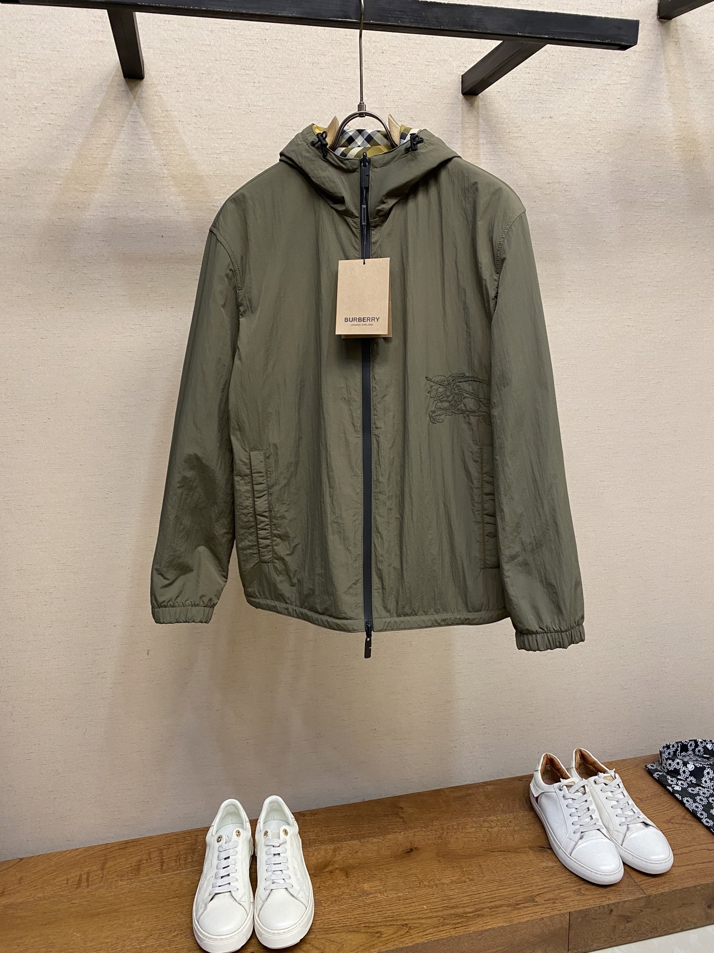 🌟🌟 BBR 新款格纹战马双面外套轻便的连帽外套，选用由梭织尼龙面料制成，设计有可调式抽绳连帽以及双拉链