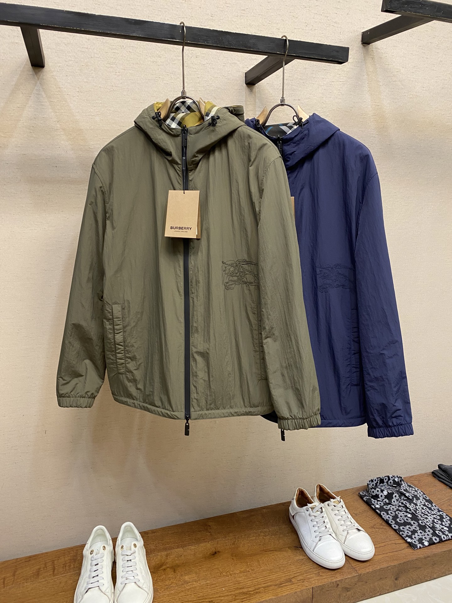 🌟🌟 BBR 新款格纹战马双面外套轻便的连帽外套，选用由梭织尼龙面料制成，设计有可调式抽绳连帽以及双拉链