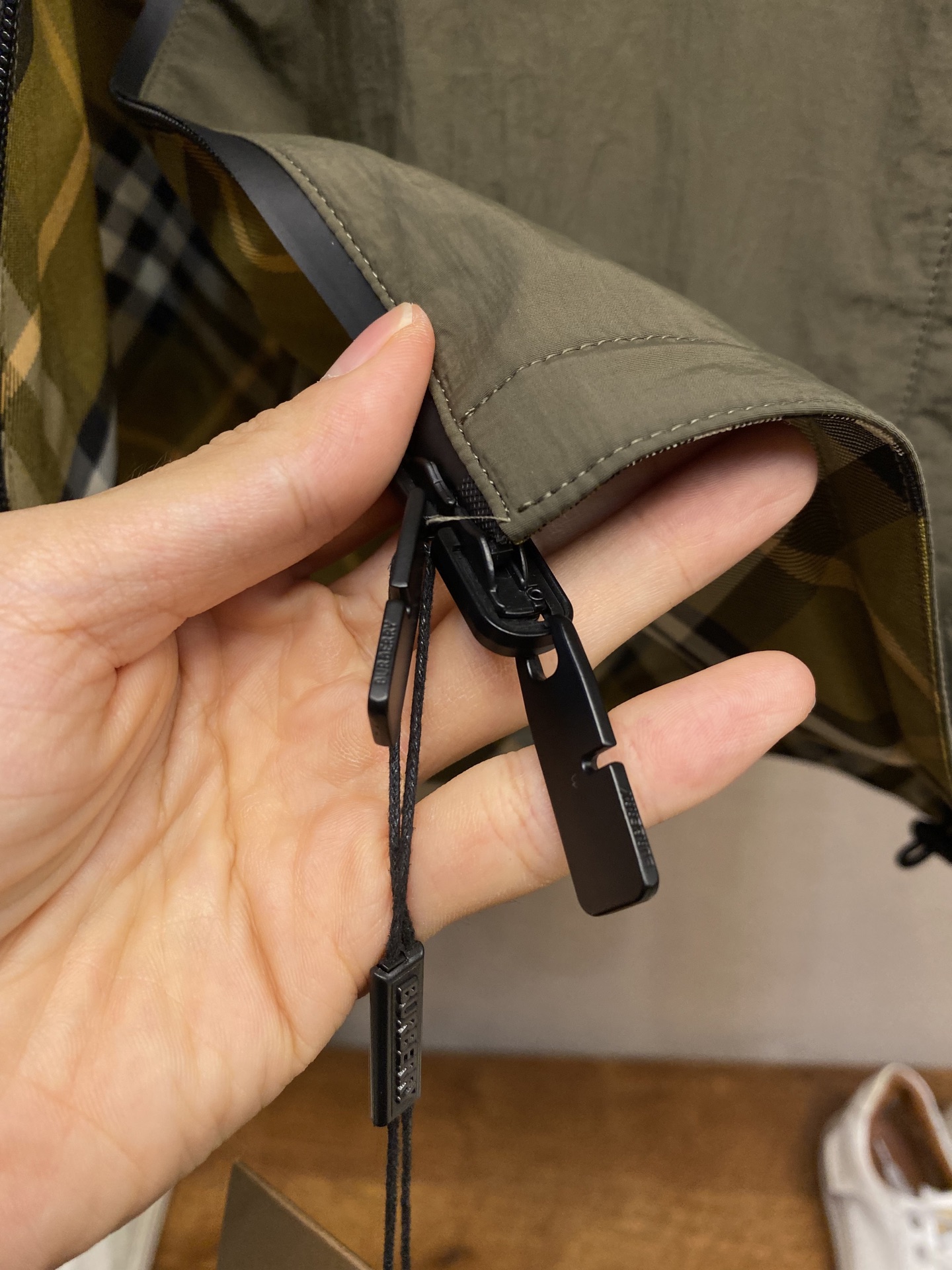 🌟🌟 BBR 新款格纹战马双面外套轻便的连帽外套，选用由梭织尼龙面料制成，设计有可调式抽绳连帽以及双拉链