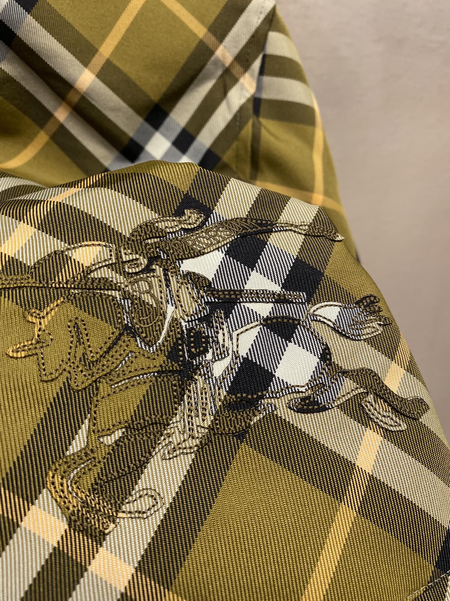 🌟🌟 BBR 新款格纹战马双面外套轻便的连帽外套，选用由梭织尼龙面料制成，设计有可调式抽绳连帽以及双拉链