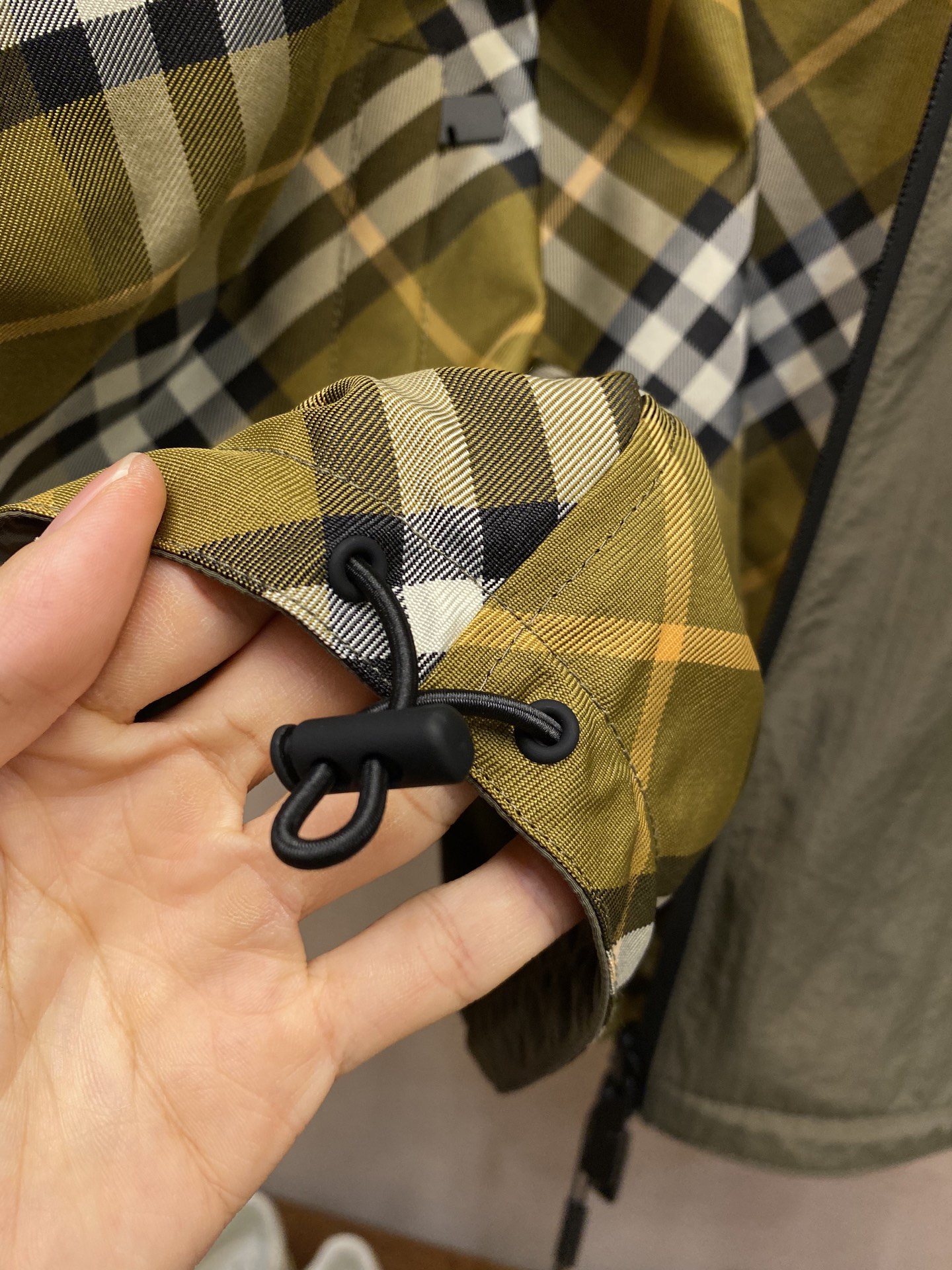 🌟🌟 BBR 新款格纹战马双面外套轻便的连帽外套，选用由梭织尼龙面料制成，设计有可调式抽绳连帽以及双拉链