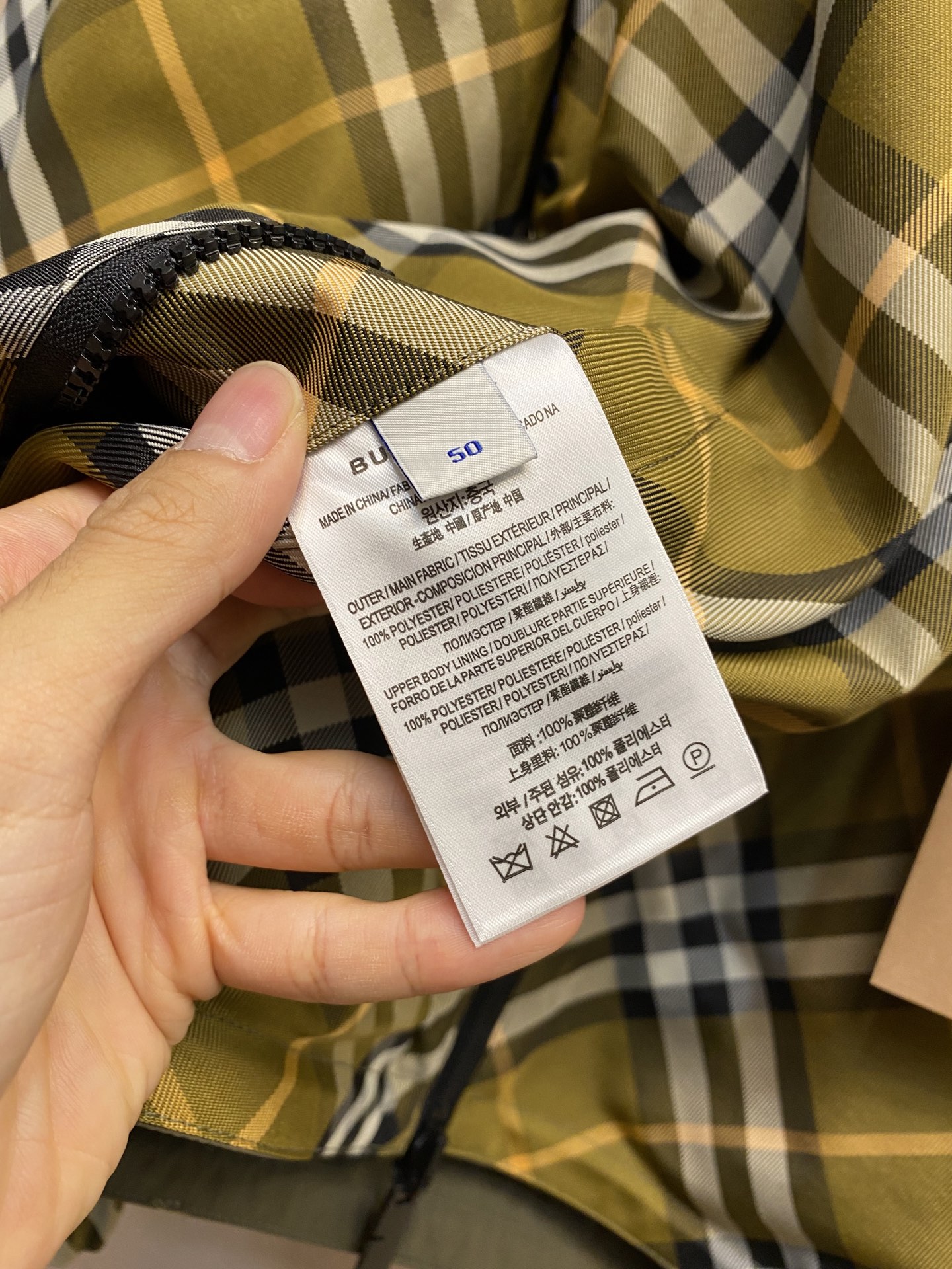 🌟🌟 BBR 新款格纹战马双面外套轻便的连帽外套，选用由梭织尼龙面料制成，设计有可调式抽绳连帽以及双拉链