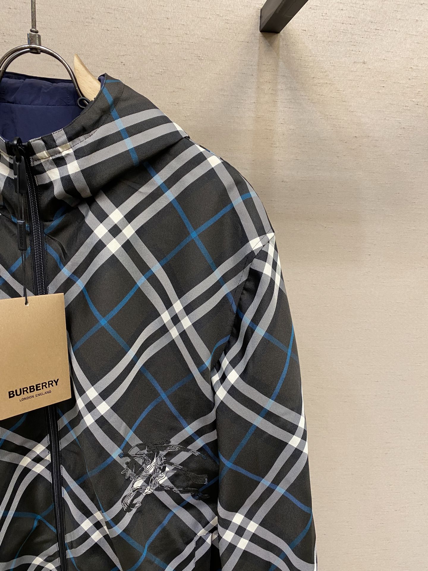 🌟🌟 BBR 新款格纹战马双面外套轻便的连帽外套，选用由梭织尼龙面料制成，设计有可调式抽绳连帽以及双拉链