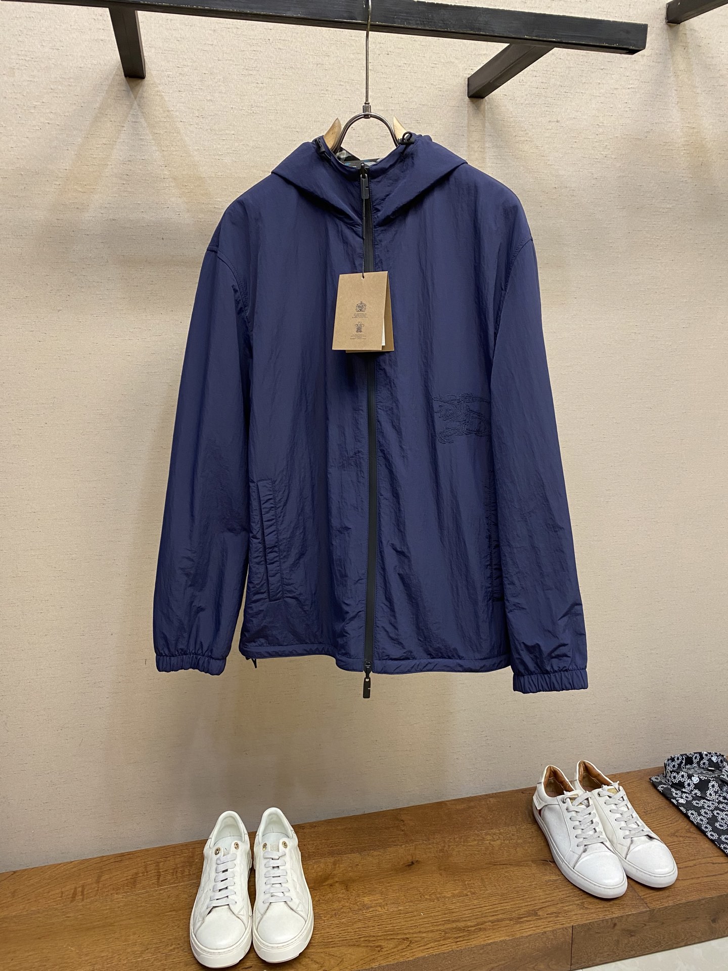 NO:537504,BBR New Checked Horse Double-Sided Jacket Lightweight Hooded Jacket Made of woven nylon fabric, designed with adjustable drawstring hood and double zipper design!  The hem is embroidered with Knight War Horse Applique embroidery, which perfectly increases the overall height. It perfectly demonstrates the presence of the BUR brand, and is highly recognizable and classic regular style design. Whether it is recognizable or sexy, it is very appropriate, and it can easily wear it to express the young lady's pursuit of fashion!  !  There is no need to say anything good, missing out is a masterpiece. I look forward to the perfect interpretation of all fans!  !  Size 48-56, Burberry, Jackets & coats, Hats, Alexander wang19860909BBR 新款格纹战马双面外套 轻便的连帽外套,选用由梭织尼龙面料制成,设计有可调式抽绳连帽以及双拉链设计！下摆采用骑士战马贴花刺绣.完美提高整体高度.完美的彰显了BUR品牌的存在感,极具辨识度搭配经典的常规版型落设计.无论辨识度还是个性感都是非常的到位,轻松穿搭出小姐姐对于时尚的追求！！好物无需多言,错过便是绝唱,期待各位粉丝的完美演绎！！ 尺码48-56,,burberry,jackets & coats,hats,alexander wang,Men's clothing