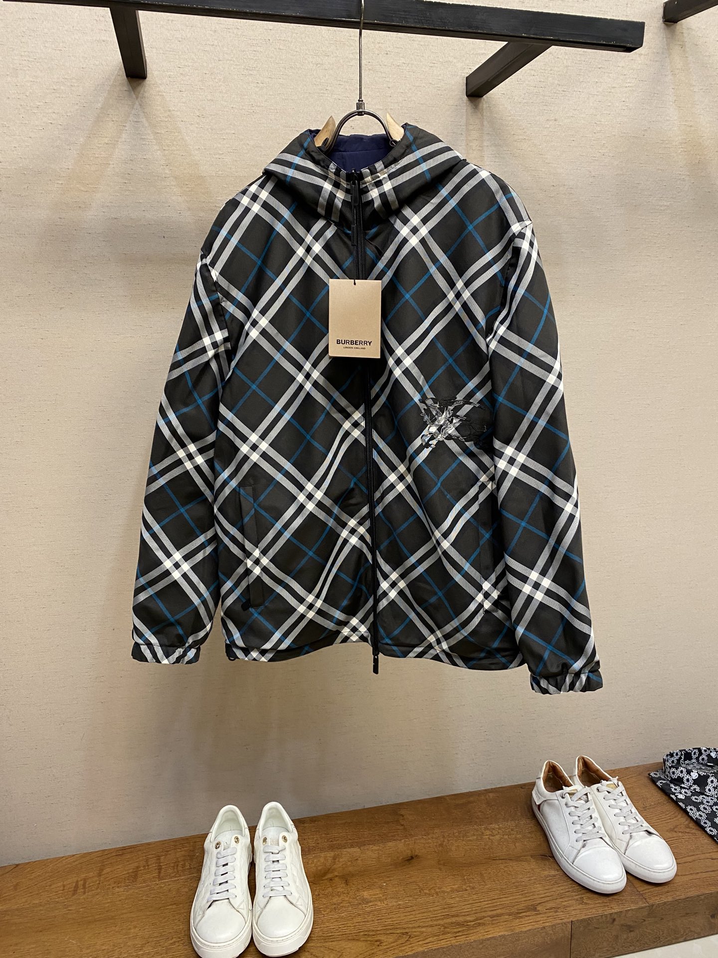 🌟🌟 BBR 新款格纹战马双面外套轻便的连帽外套，选用由梭织尼龙面料制成，设计有可调式抽绳连帽以及双拉链