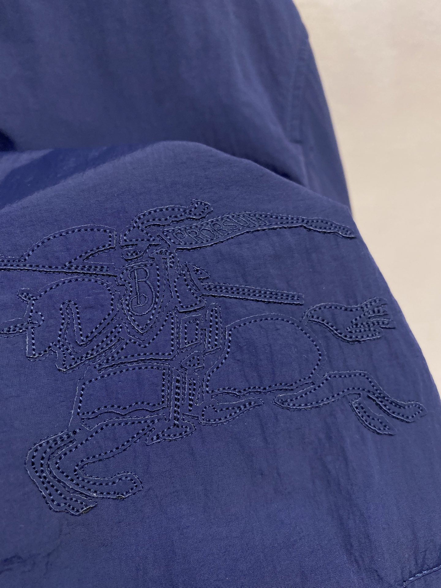 🌟🌟 BBR 新款格纹战马双面外套轻便的连帽外套，选用由梭织尼龙面料制成，设计有可调式抽绳连帽以及双拉链