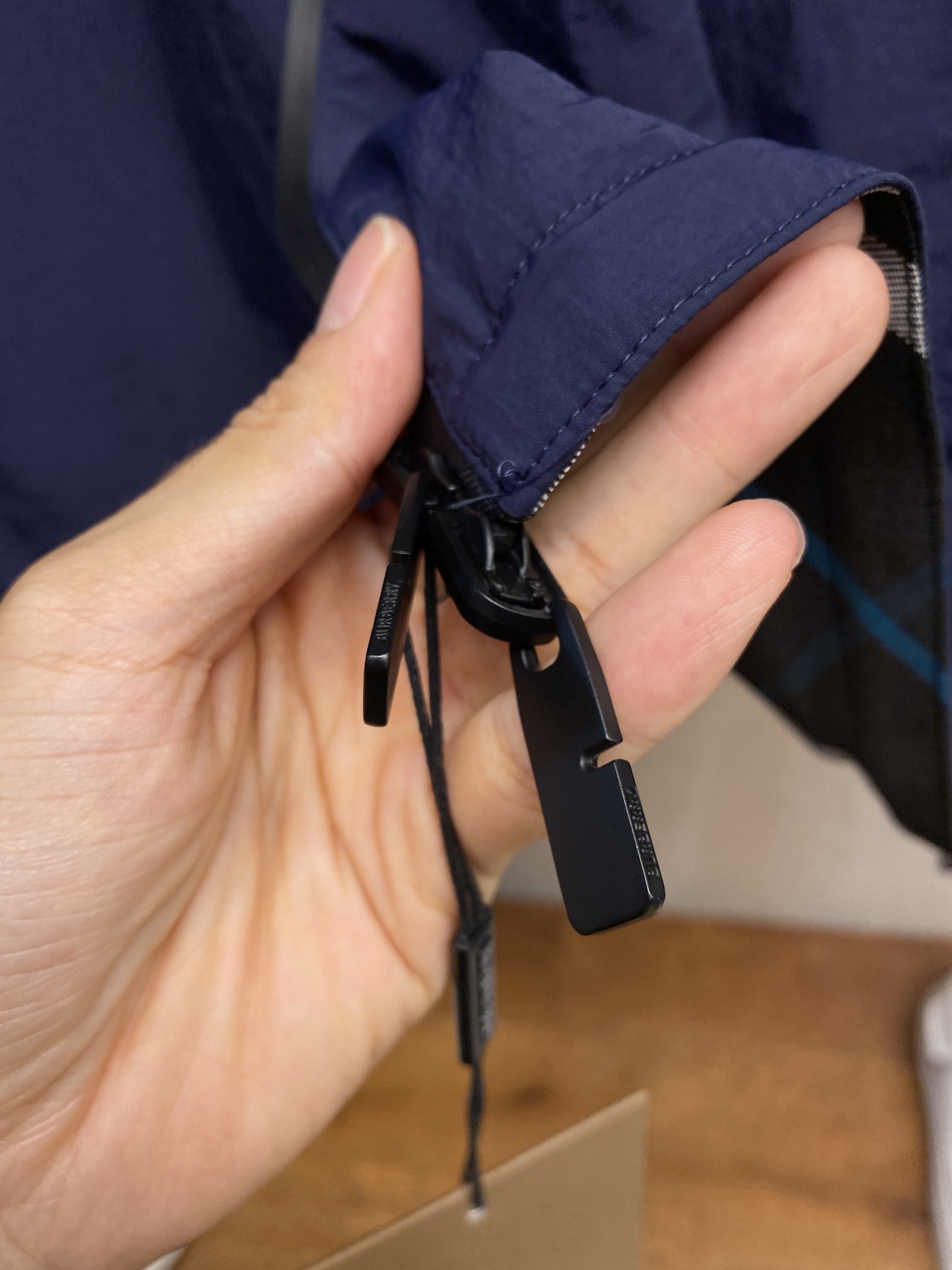 🌟🌟 BBR 新款格纹战马双面外套轻便的连帽外套，选用由梭织尼龙面料制成，设计有可调式抽绳连帽以及双拉链