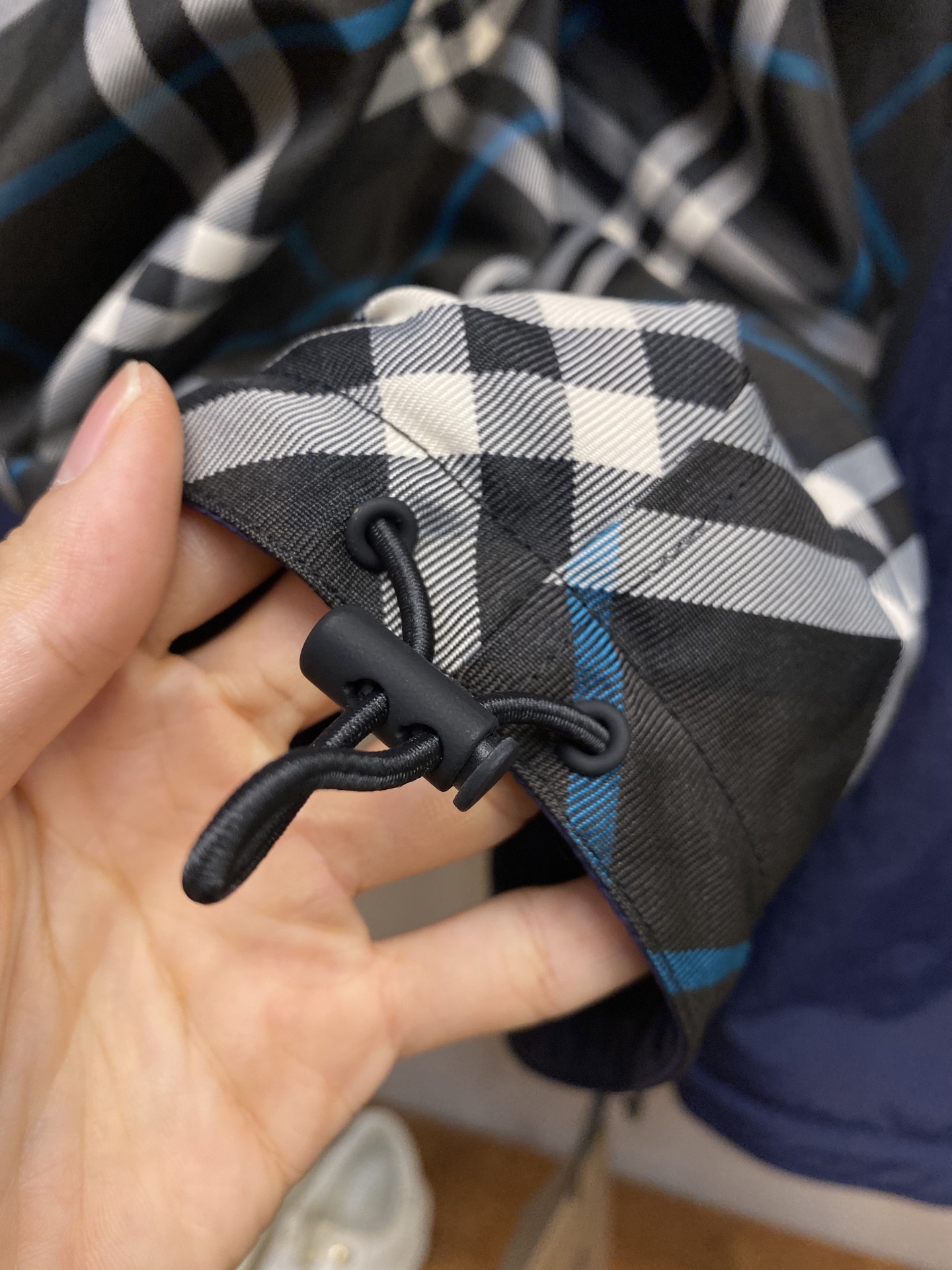 🌟🌟 BBR 新款格纹战马双面外套轻便的连帽外套，选用由梭织尼龙面料制成，设计有可调式抽绳连帽以及双拉链