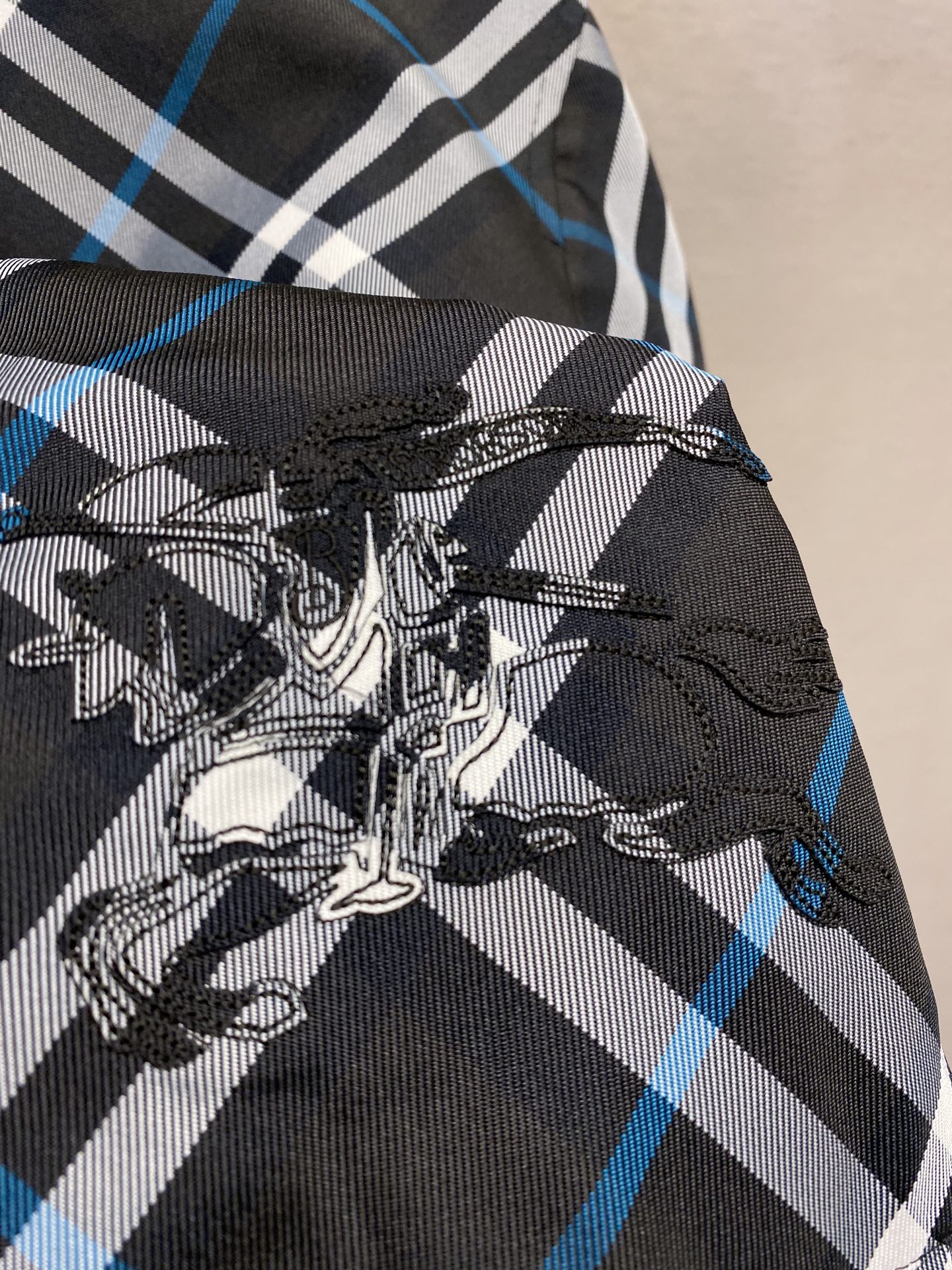 🌟🌟 BBR 新款格纹战马双面外套轻便的连帽外套，选用由梭织尼龙面料制成，设计有可调式抽绳连帽以及双拉链