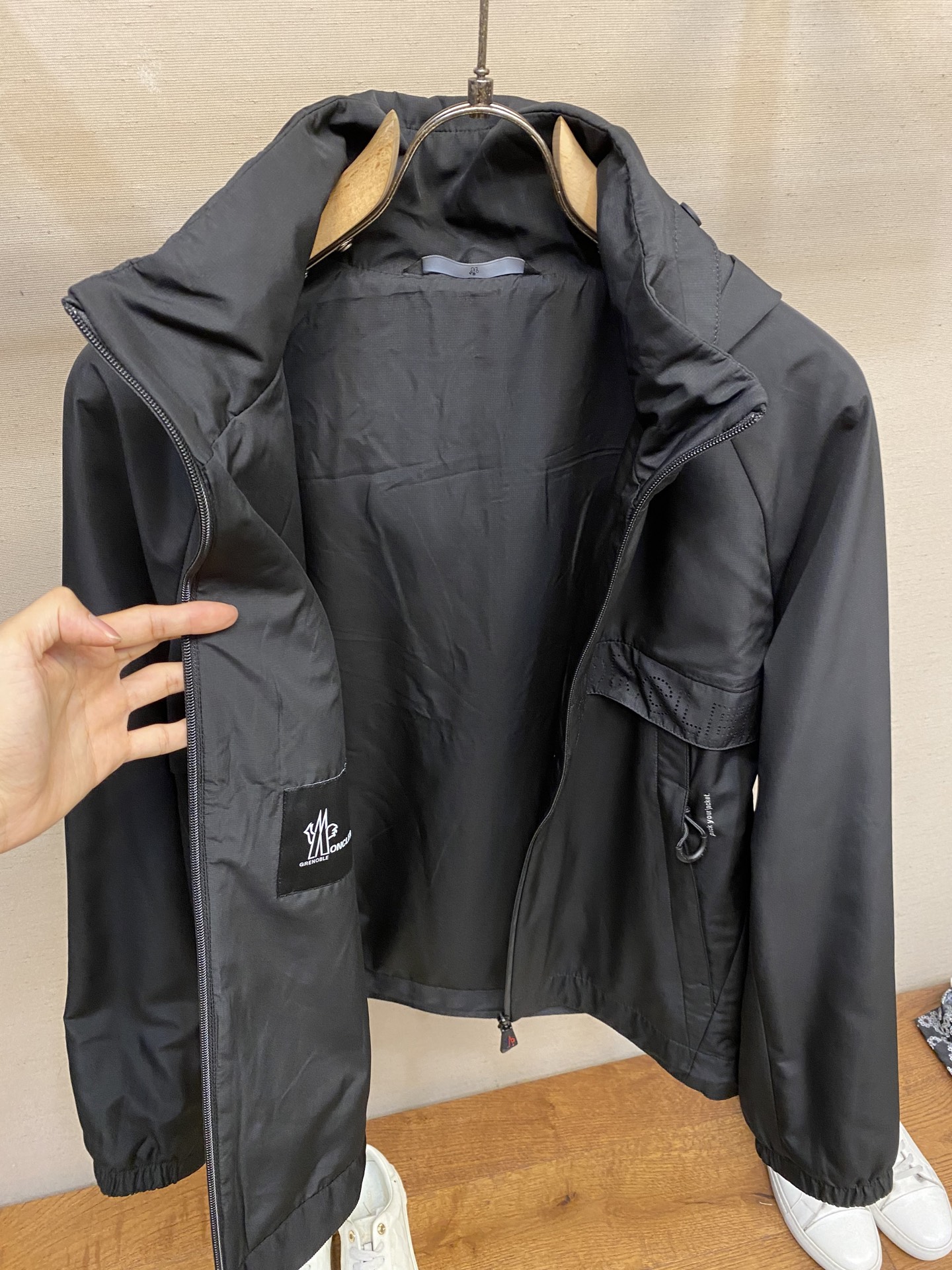 🌟🌟Moncler，2025新款男士休闲定制夹克外套。穿上简约干练的休闲外套，瞬间重回时髦霸气，又是活力