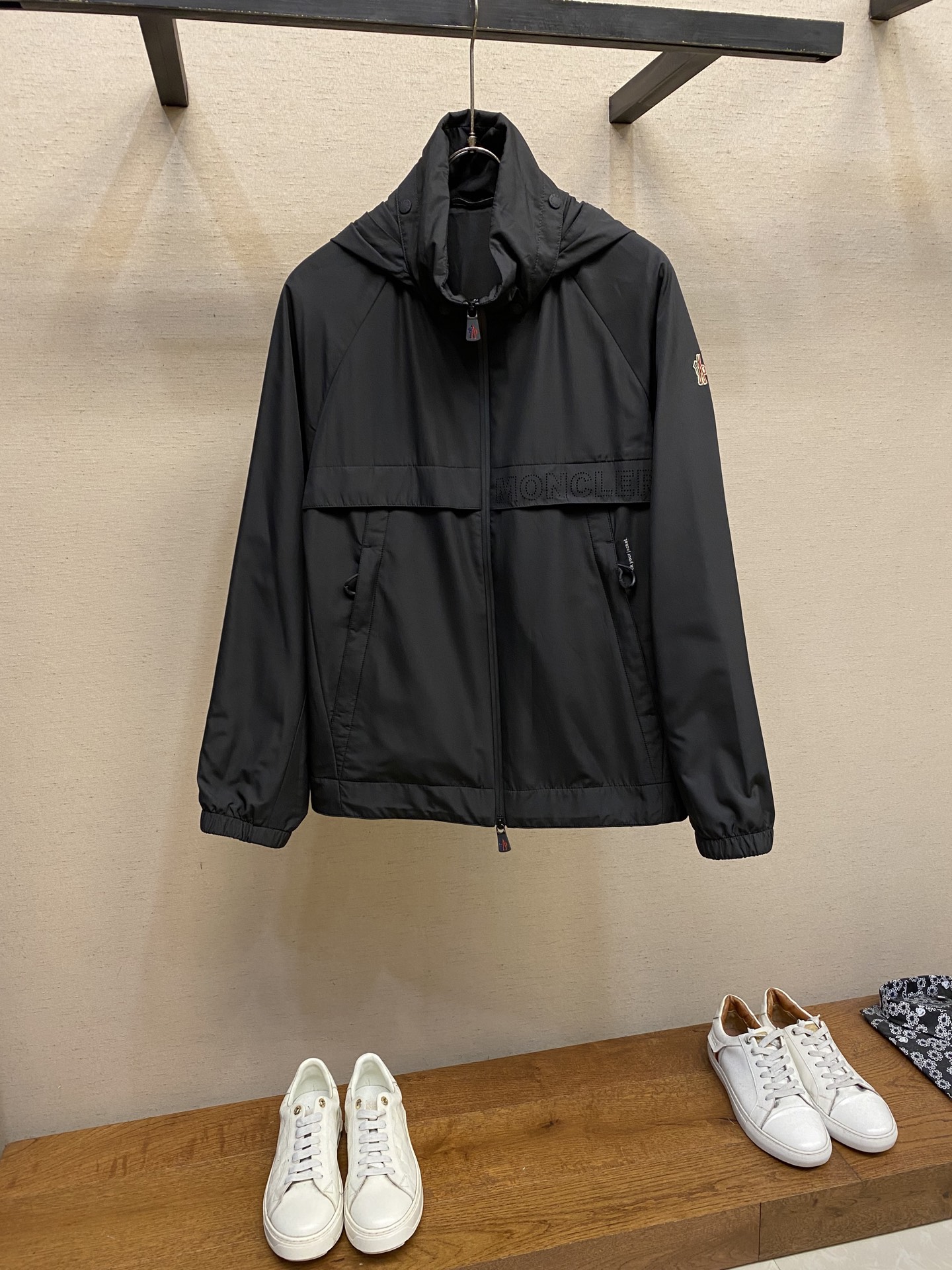 NO:537500,Moncler, a new men's casual custom jacket. Wearing a simple and capable casual jacket, you will instantly return to fashionable and domineering, and it is full of vitality. The most popular zipper design before history, all the fabrics need to be customized, full of luxury. The slim tailoring reflects our perfect body shape and can be easily controlled regardless of weight. Super versatile style, no matter how big it is, suitable for wearing different age groups. High street wear style, spring and summer matching tools. Size 48-56,, jackets & coats, jackets & coats, alexander wang19860909Moncler,新款男士休闲定制夹克外套.穿上简约干练的休闲外套,瞬间重回时髦霸气,又是活力满满的状态.史前最流行的拉链设计,面料全部需要定制,奢华感十足.修身的剪裁体现出我们完美的体型无论胖瘦都可以轻松驾驭.超百搭款式,不挑身材的款,适合不同年龄段穿着.高街实穿款,春夏搭配利器 尺码48-56,,jackets & coats,jackets & coats,alexander wang,Men's clothing